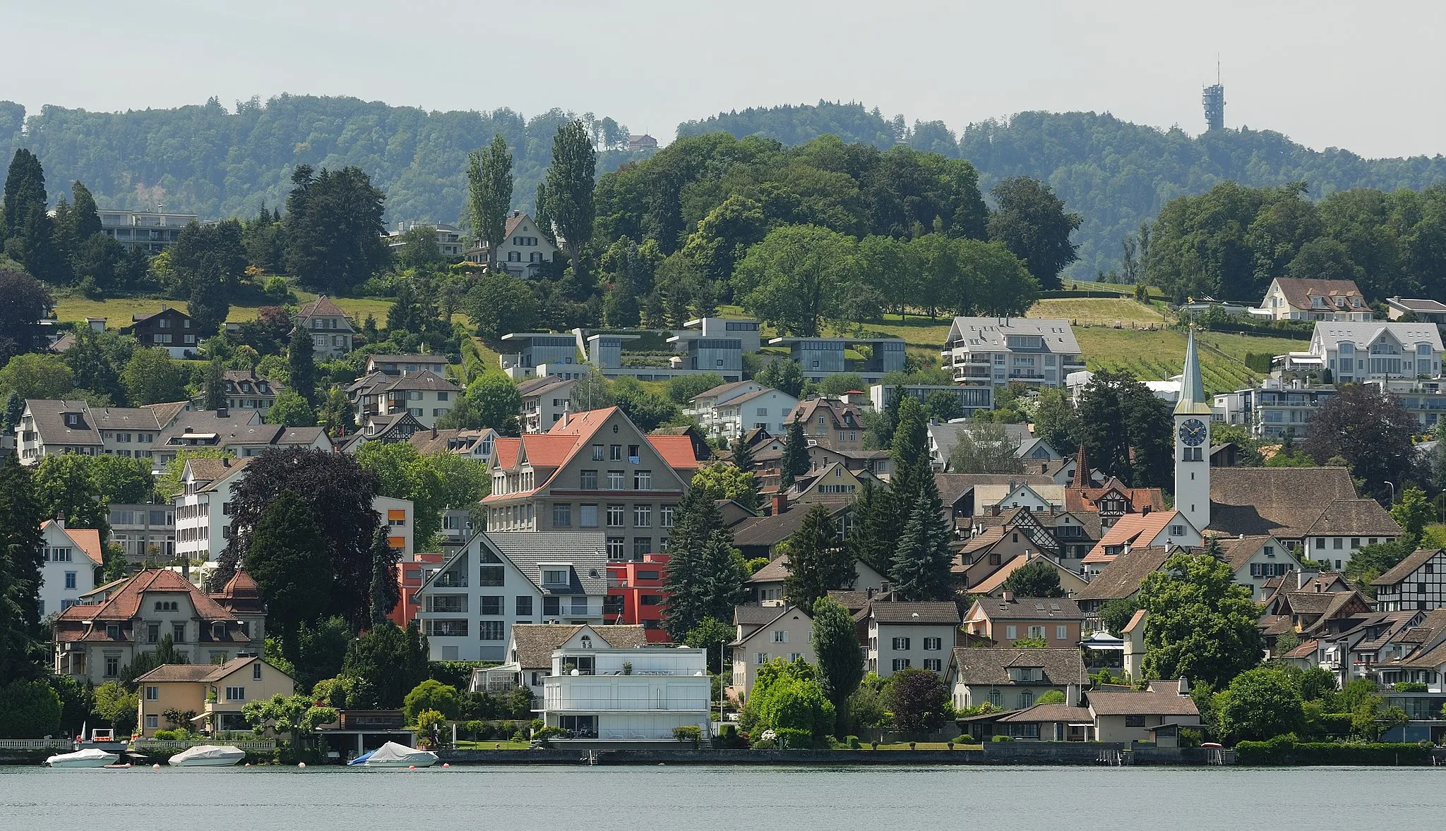 Photo showing: View of Rüschlikon from Lake Zürich.