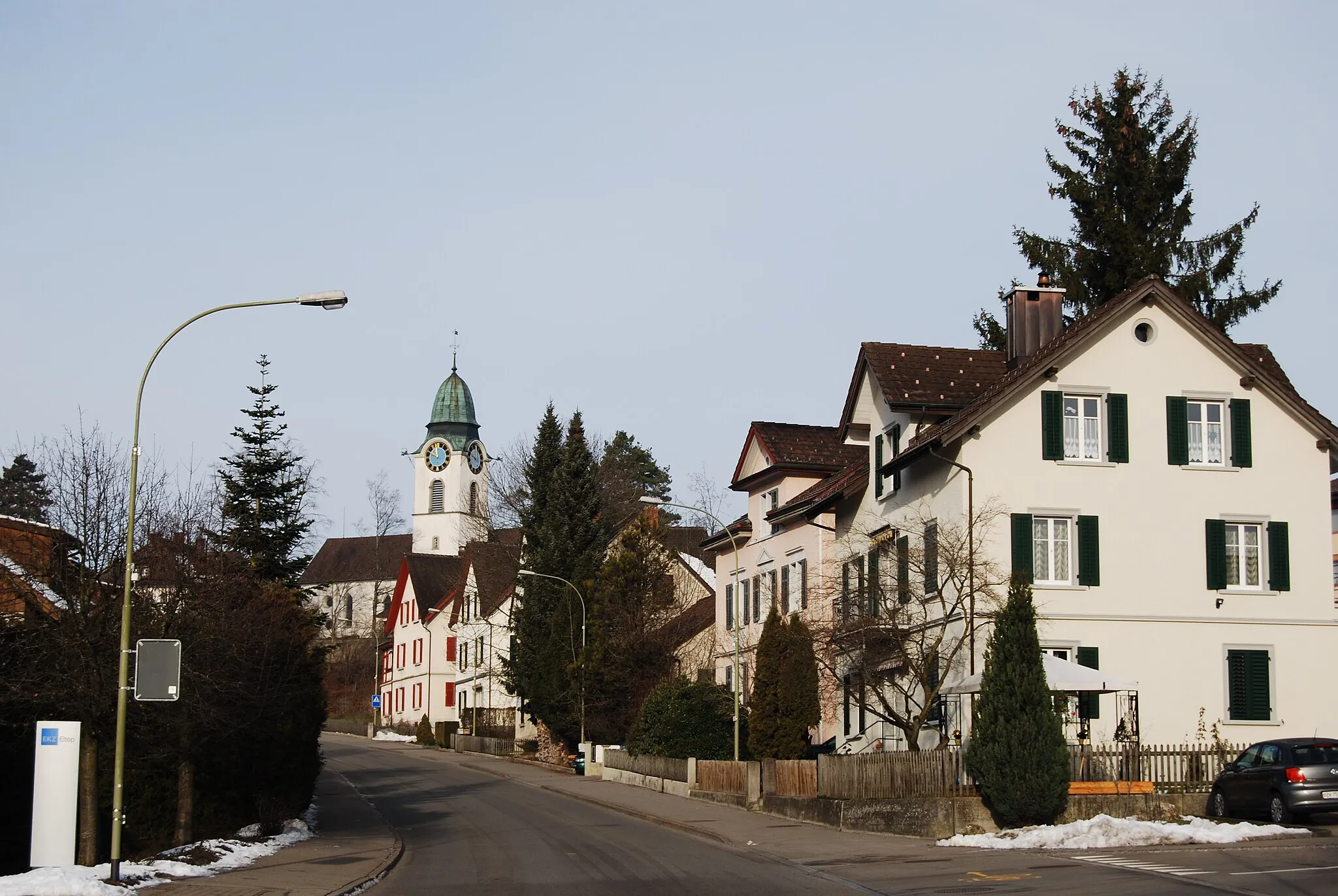 Photo showing: Main street and church of Russikon, canton of Zürich, Switzerland