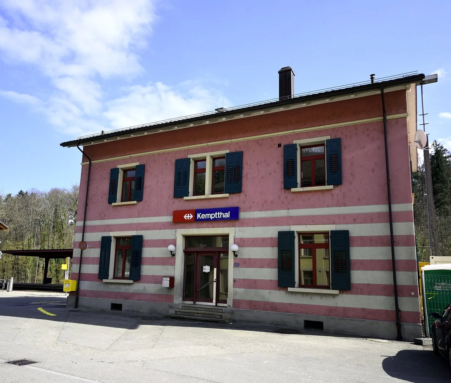 Photo showing: Bahnhof Kemptthal, Aufnahmegebäude, ID 17601157