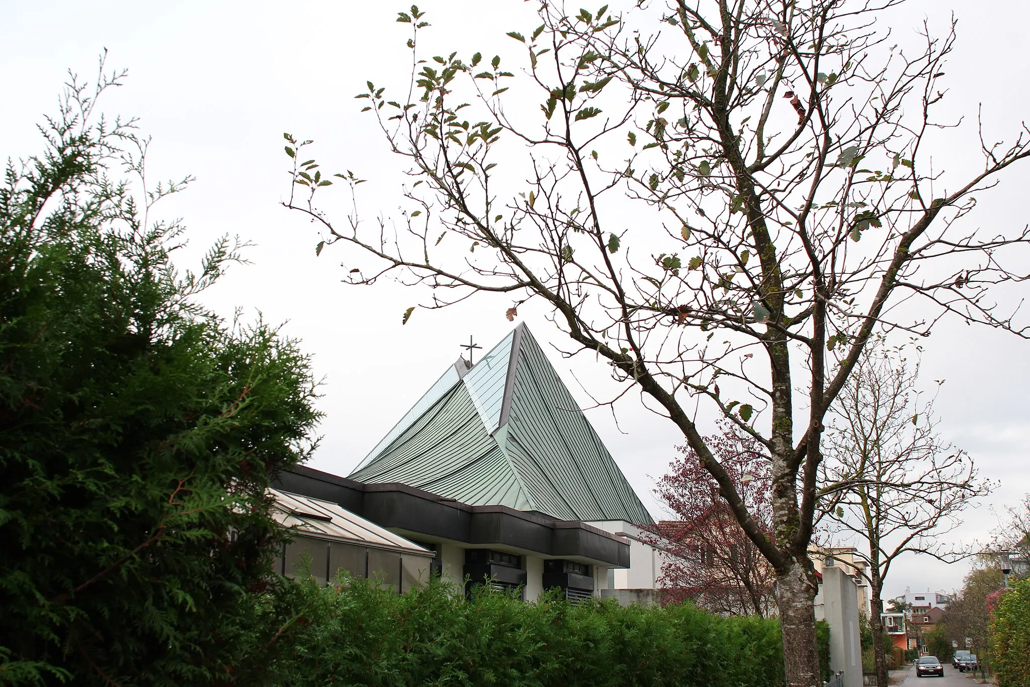 Photo showing: Römisch-katholische Pfarrkirche St. Andreas Uster, Ansicht von der Werkstrasse