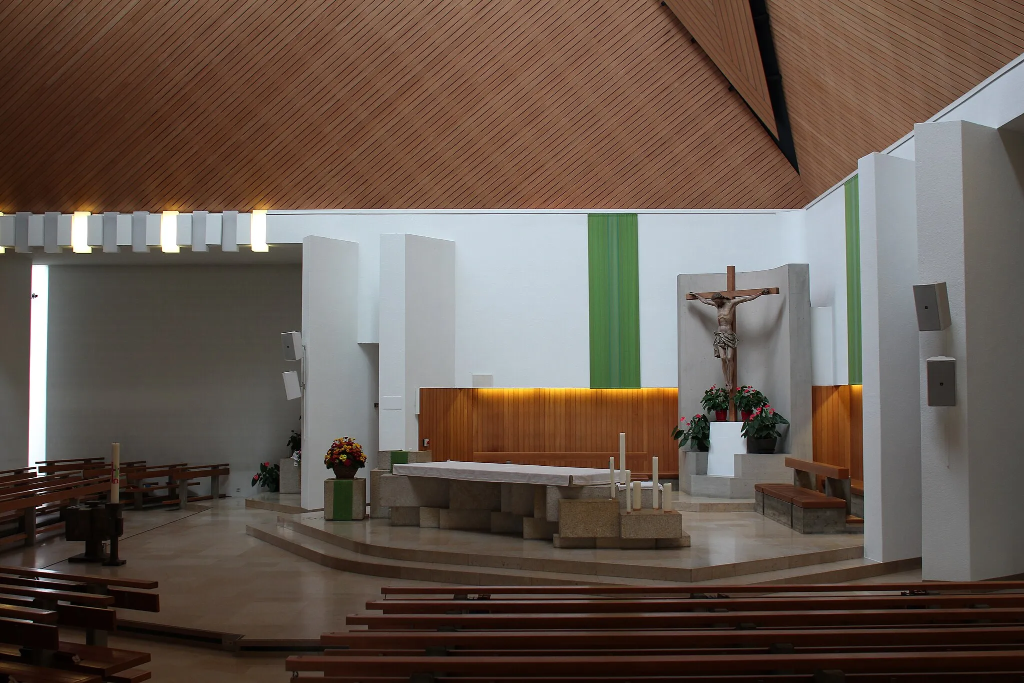 Photo showing: Römisch-katholische Pfarrkirche St. Andreas Uster, Altarinsel