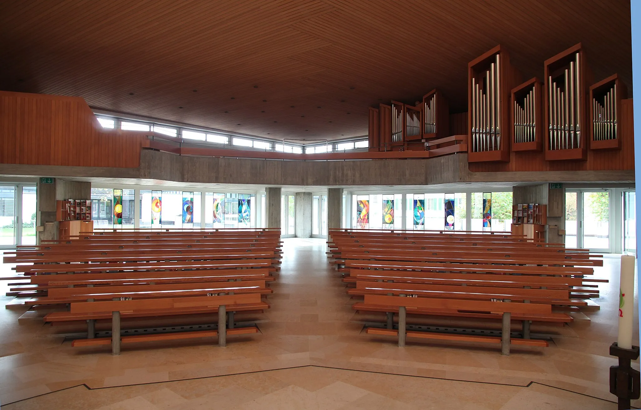 Photo showing: Römisch-katholische Pfarrkirche St. Andreas Uster, Blick zur Orgelempore