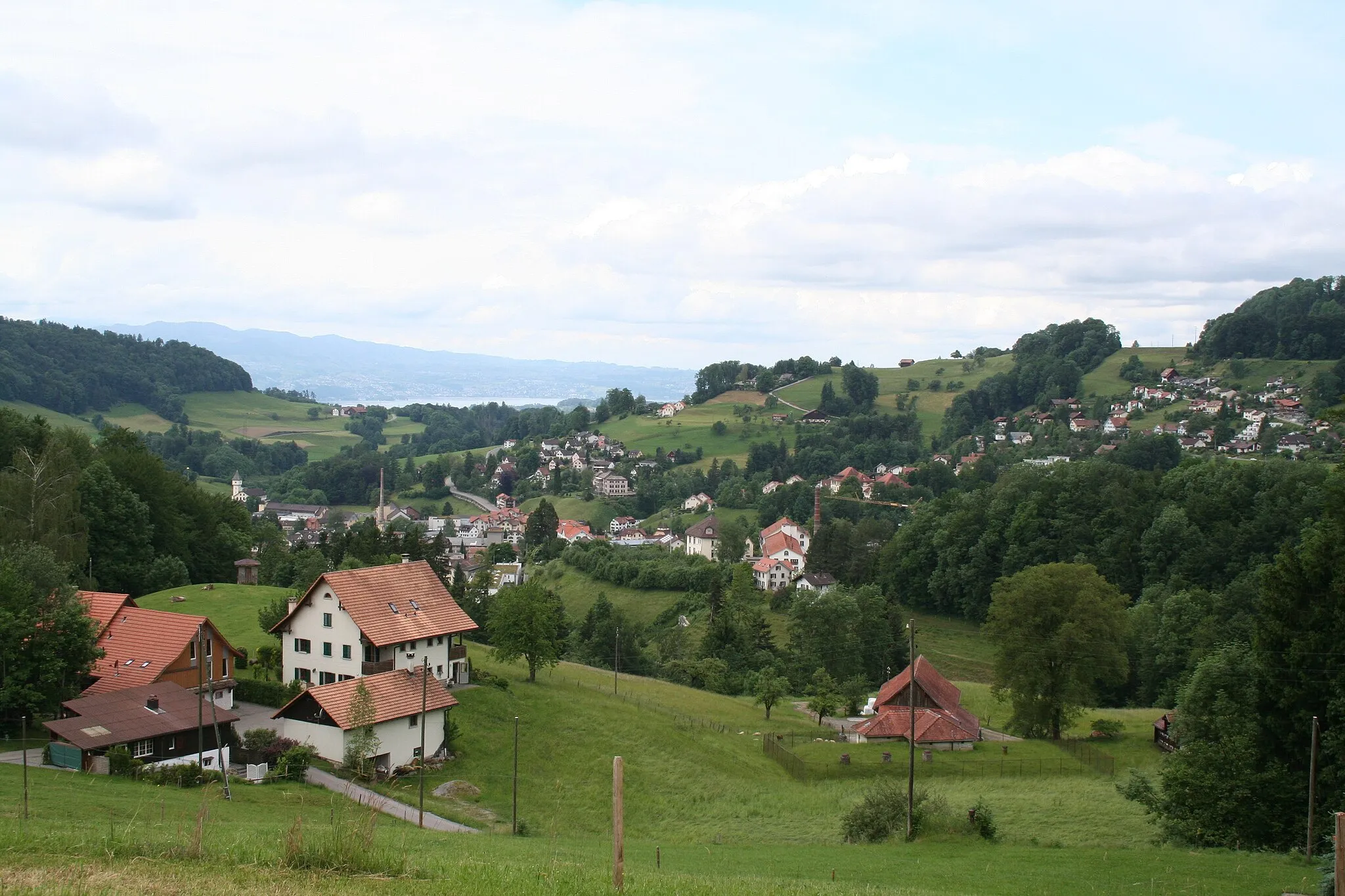 Photo showing: Vorderwald (Hittenbergstr., 47.2815 N, 8.9252 E) bei Wald ZH, Blick nach Osten zum Ortskern von Wald, im Hintergrund der Zürichsee.