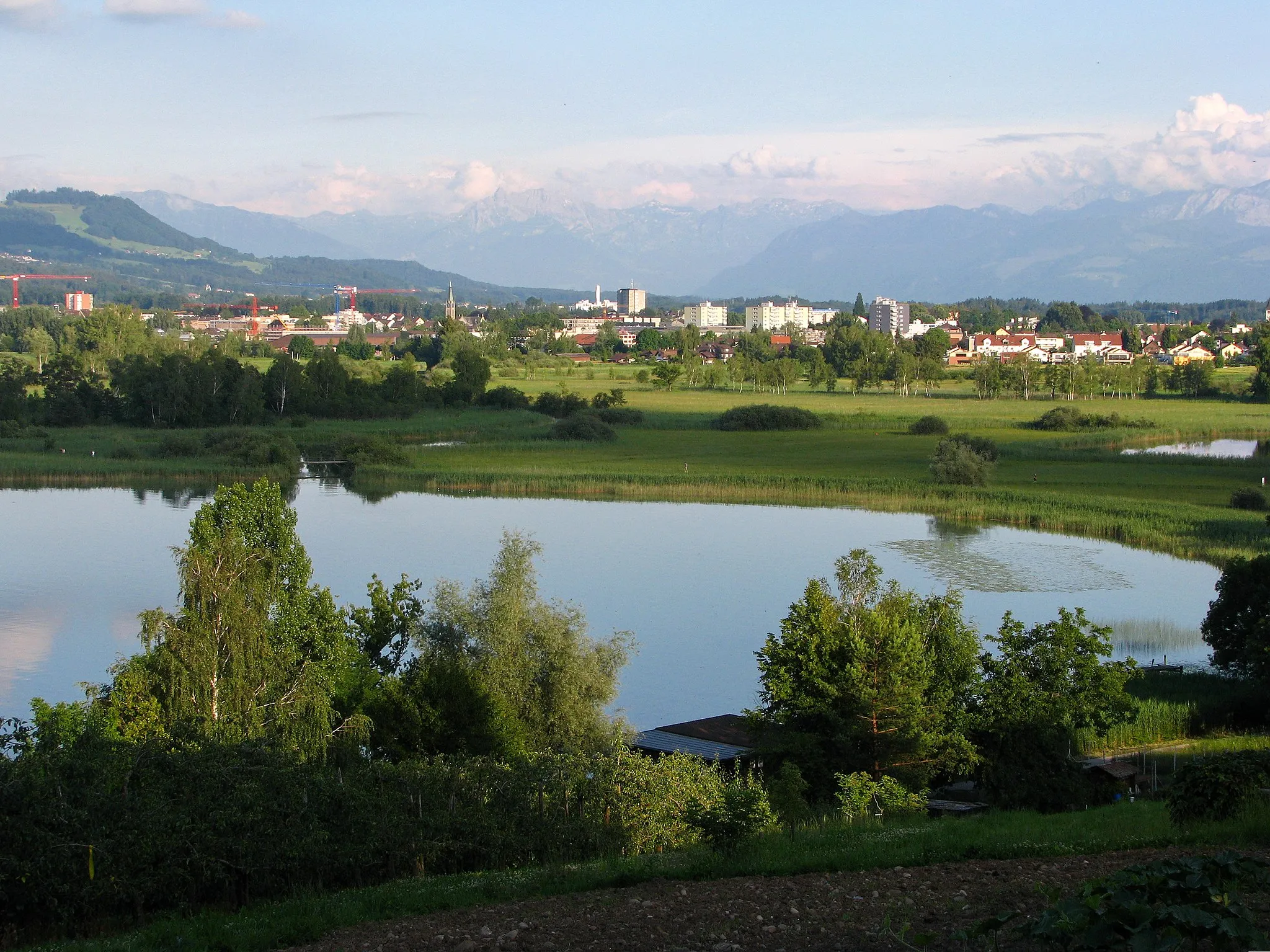 Photo showing: Kempten respectively Wetzikon (to the right) and Pfäffikersee as seen from Seegräben, Bachtel-Hasenstrick (to the left) and Alps of Glarus in the background.