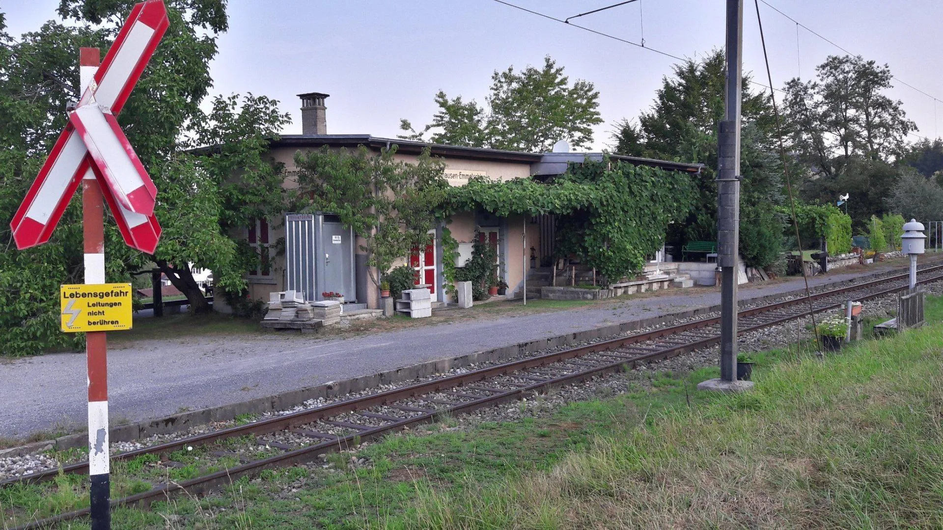 Photo showing: Ettenhausen-Emmetschloo railway station in Wetzikon, Switzerland.