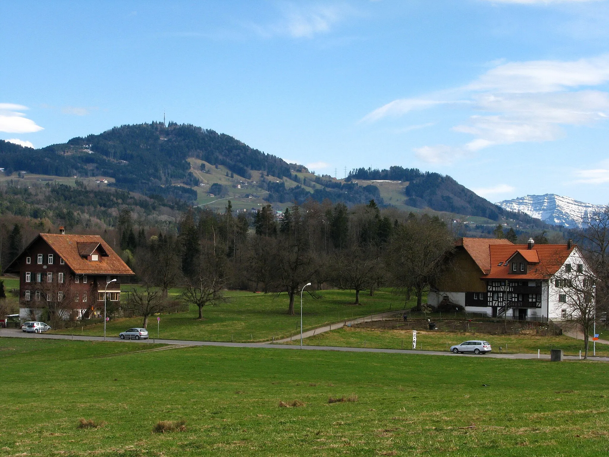 Photo showing: Bachtel as seen from nearby Spitalstrasse in Wetzikon (Switzerland)