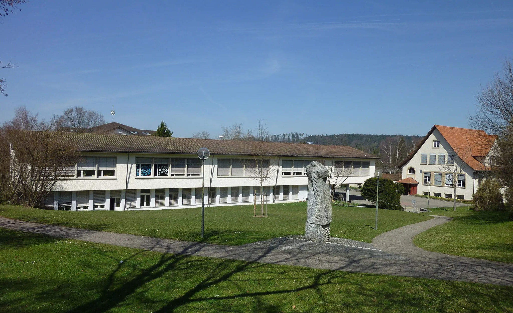 Photo showing: links Schulhaus Rüterwis B, rechts der älteste Teil C
