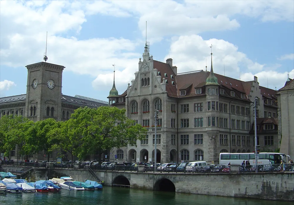 Photo showing: Das Stadthaus und die Fraumünsterpost in Zürich