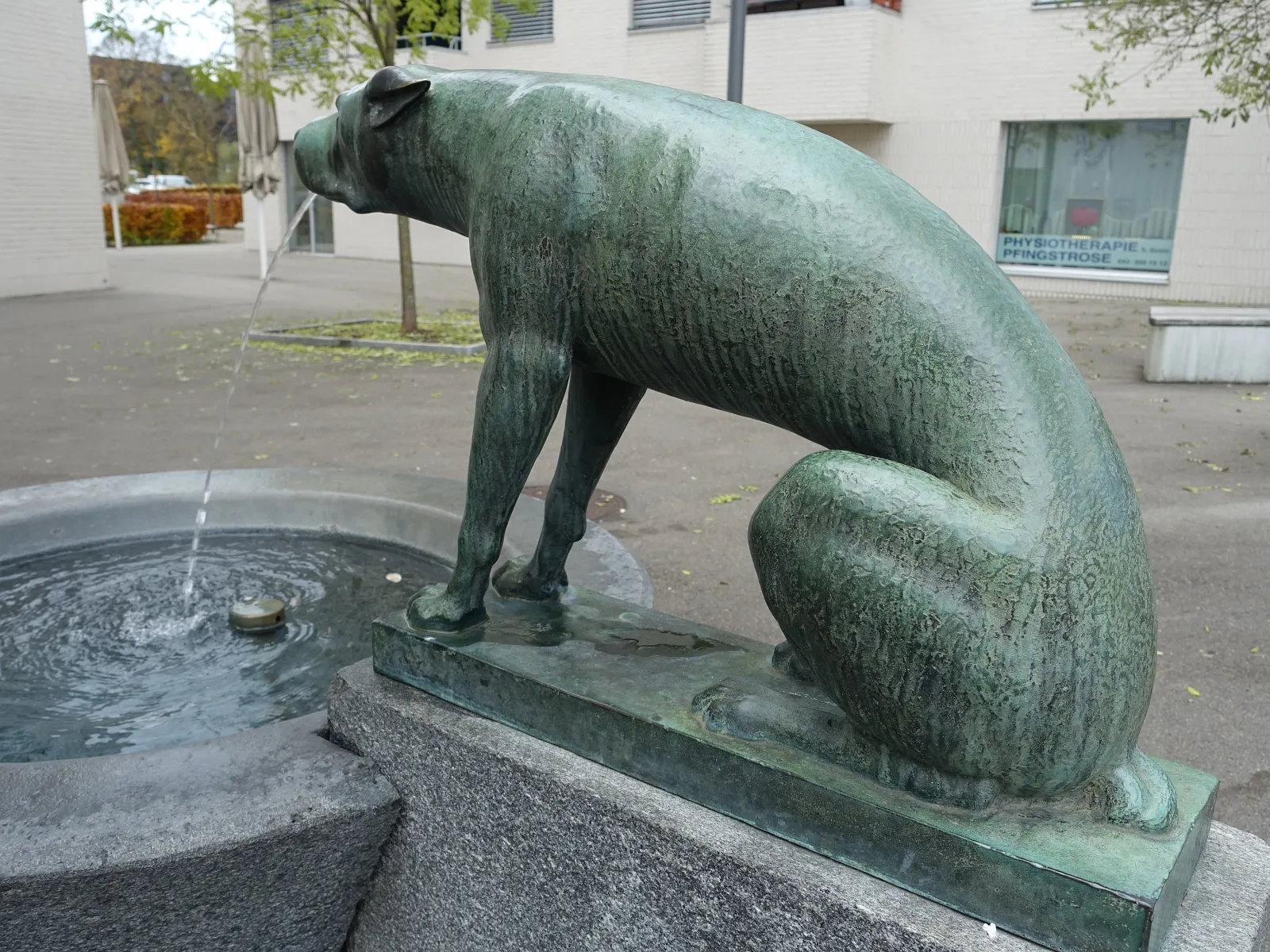 Photo showing: Brunnenplastik an der Glatttalstrasse 1, Seebach, Zürich von Hans Markwalder (1882–1951) Bildhauer