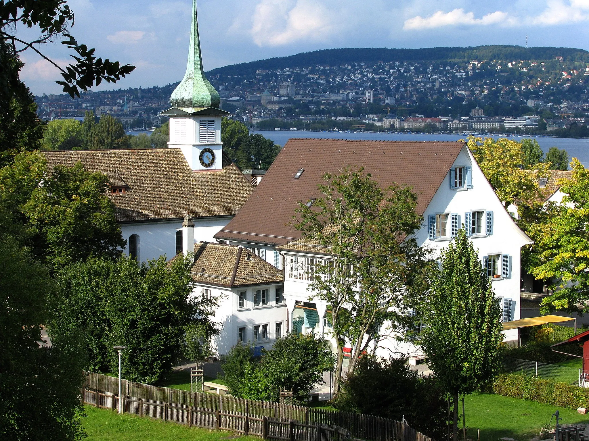 Photo showing: Zürich-Wollishofen : Alte Kirche (old church) as seen from "Neue Kirche" (new Protestant church).
