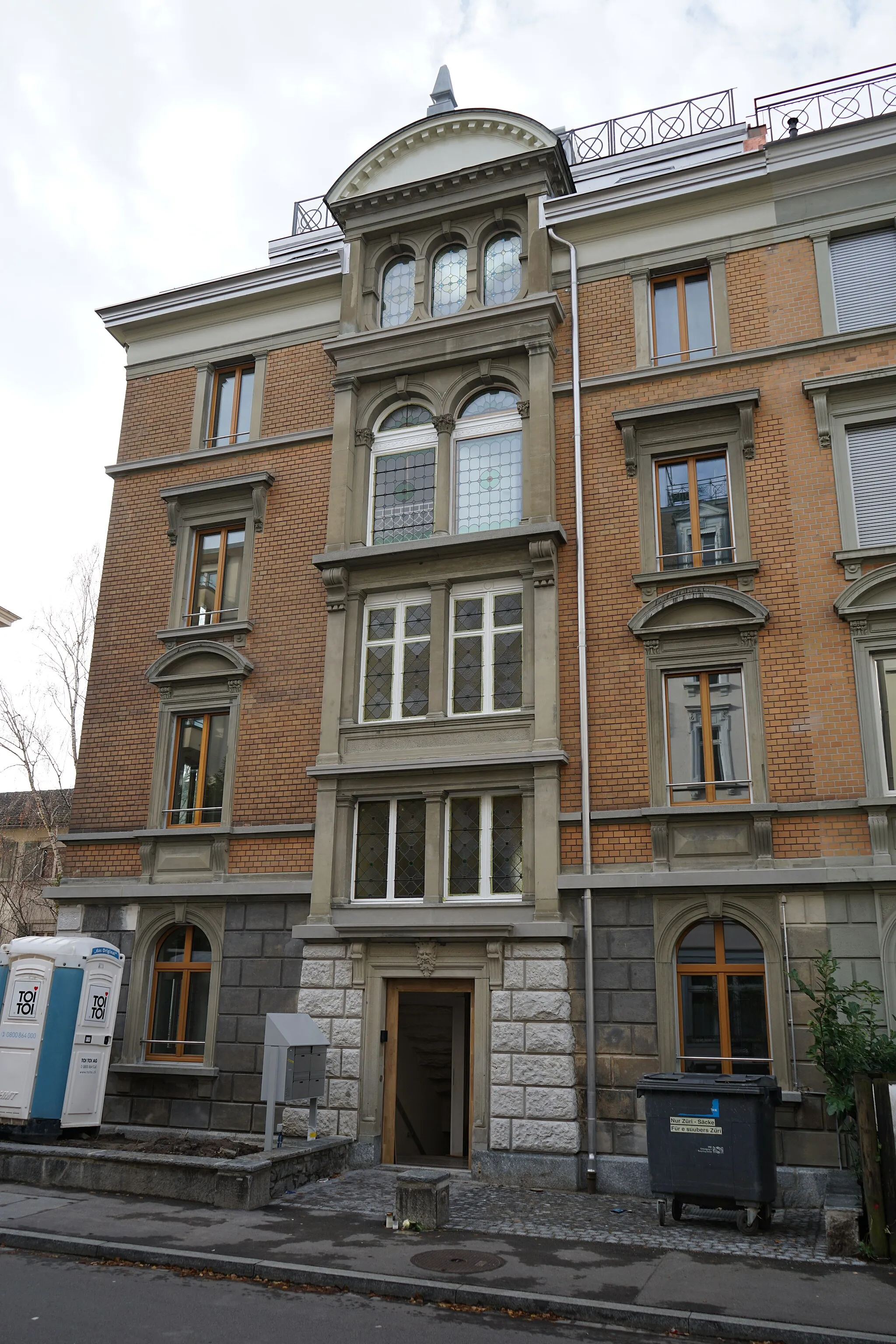 Photo showing: Wohnhaus in Zürich mit Zwerchhaus