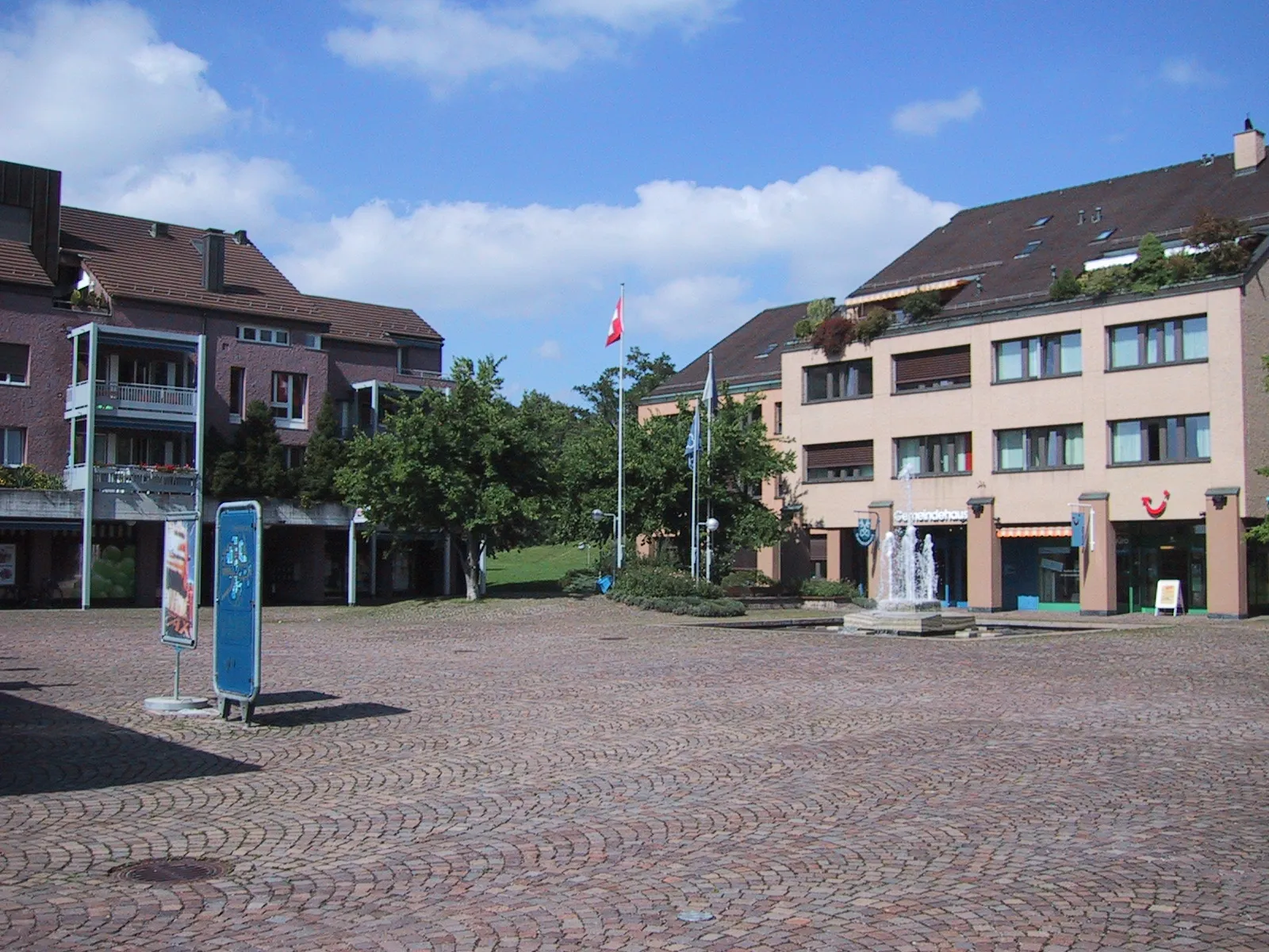 Photo showing: Aufnahme 17. August 2005, Dorfplatz mit Gemeindehaus im Zumikon, Kanton Zürich. Fotograf Peter Berger (selbst fotografiert). Lizenzstatus "GNU-FDL"