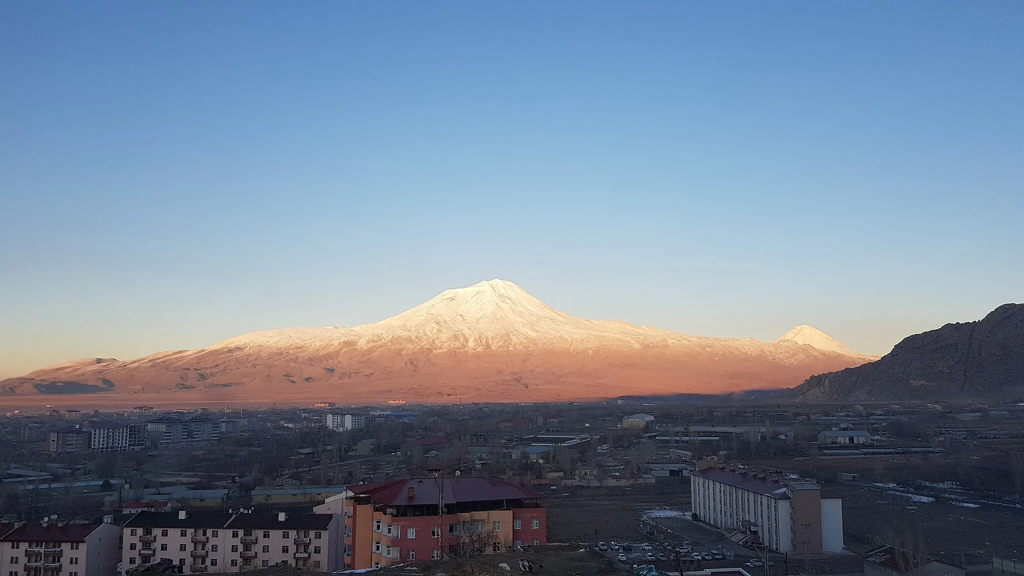 Photo showing: The snow-covered peak of Mount Ağrı, captured from a hill in beautiful town of Doğubayazıt. Photo taken in late December 2020. After 2 weeks of travelling around eastern Turkey in the middle of lockdown, such cloudless sky welcomed me in the most eastern Turkish province. As soon as the top of the mountain gets dark, whole valley fills with minarets' singing, which is absolutely magical.