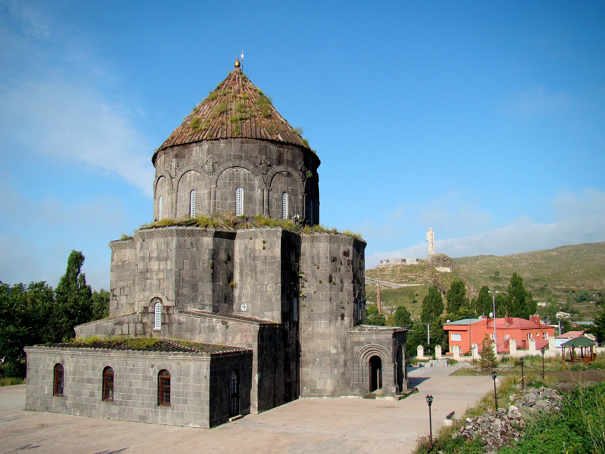 Photo showing: The Holy Apostles Church, or the Cathedral of Kars, was built in 939 as an Armenian church. Later it has been used as a mosque, a Russian orthodox church, a storage hall, and most recently, since 1998, as a mosque again.