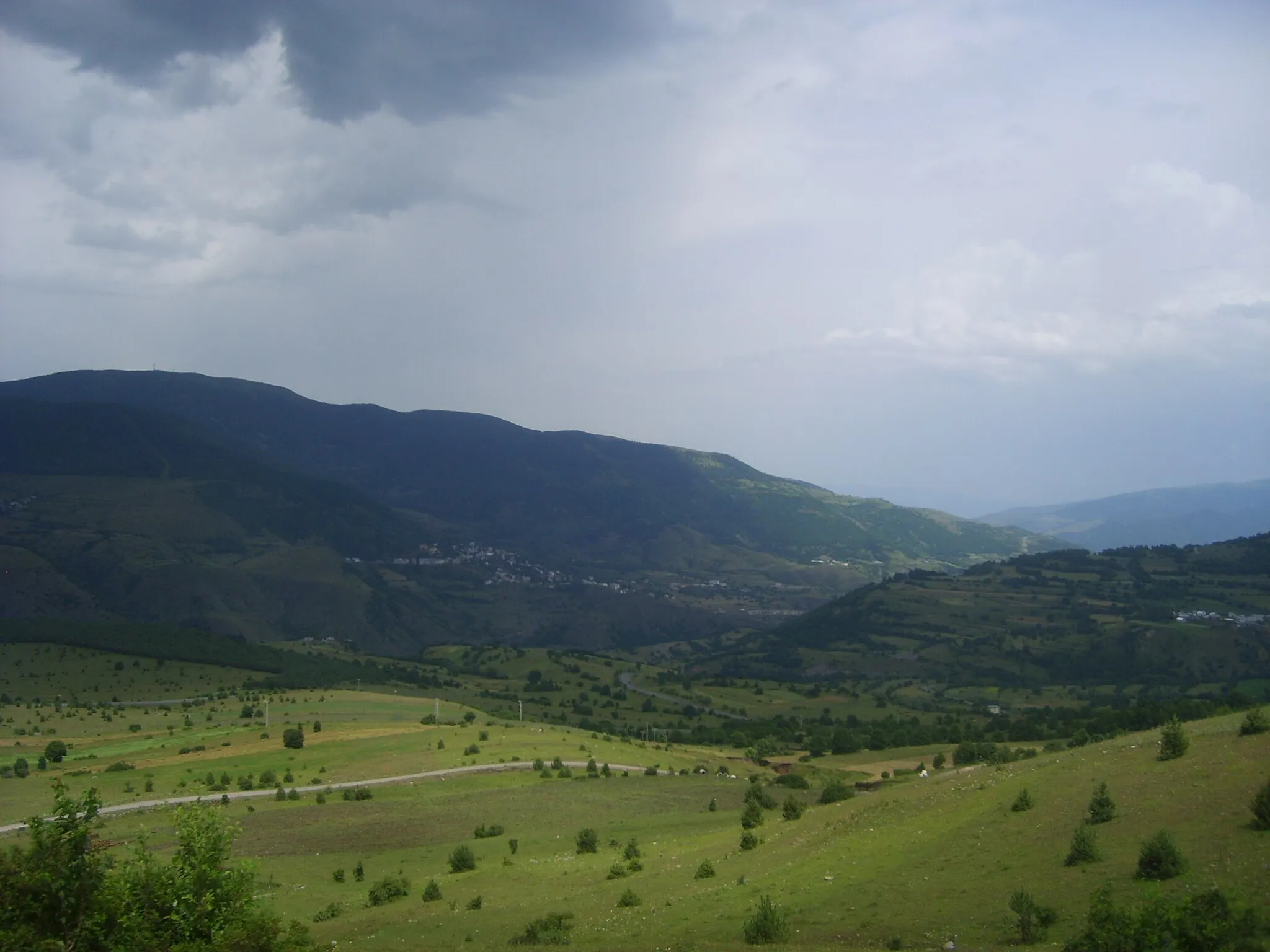 Photo showing: Landscape in Posof province of Turkey, with Posof village in the middle.