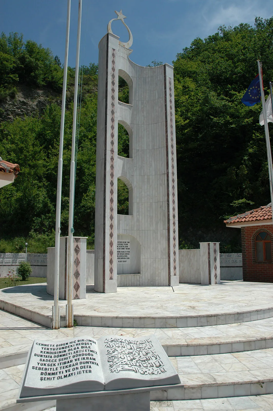 Photo showing: Abana is a tiny town at the Black Sea coast, some 20 kilometers to the East of Inebolu, along the coastal road to Sinop. Abana seems to be a rather popular holiday resort. I am not certain if some Bozkurt pictures did not mix with the others, that are of Abana itself (and its beach). 
Along the Abana-Bozkurt road is a monument to 700 years of heroïsm by the locals.