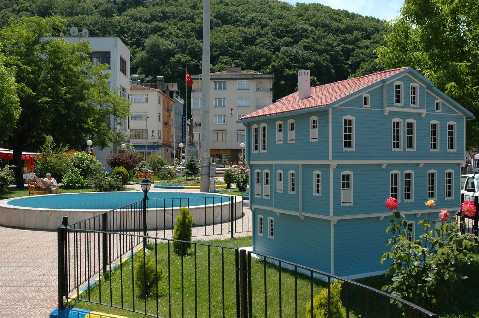 Photo showing: Abana is a tiny town at the Black Sea coast, some 20 kilometers to the East of Inebolu, along the coastal road to Sinop. Abana seems to be a rather popular holiday resort. I am not certain if some Bozkurt pictures did not mix with the others, that are of Abana itself (and its beach).