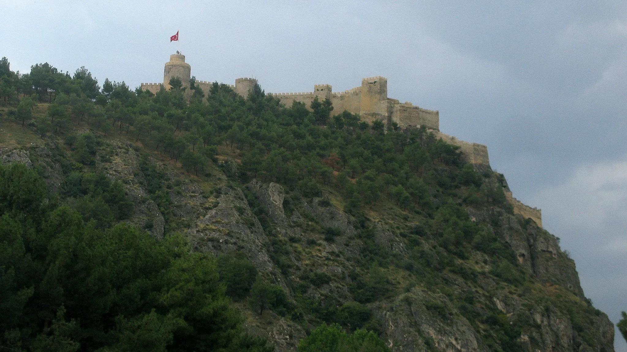 Photo showing: The castle of Boyabat, Province of Sinop, Turkey. The picture was taken from the main road.