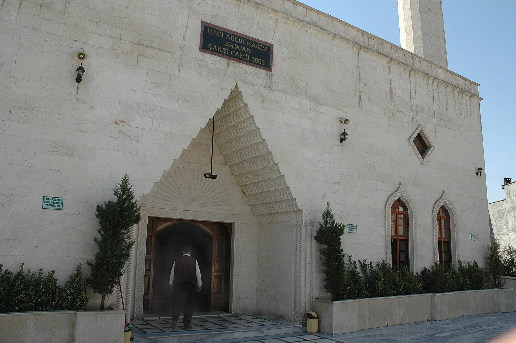 Photo showing: The full name of this nice new mosque – I only think they overdid it on the tiles inside - is Hacı Abdulhakim Sancak Carşı Camii, constructed in 2003. I mean, there is nothing wrong with tiles, but the classical ones used to be hand painted, and were individuals. The modern ones become very repetitive and are only rarely nice, let alone beautiful.