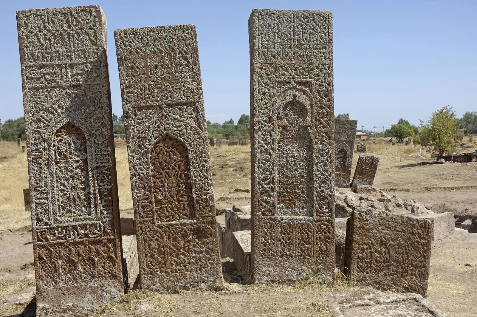 Photo showing: From the Wikipedia I understood the gravestones are by the Ahlatshah, also known as Shah-Armens. There are hundreds of them, some towering over visitors, and have great stone carving.