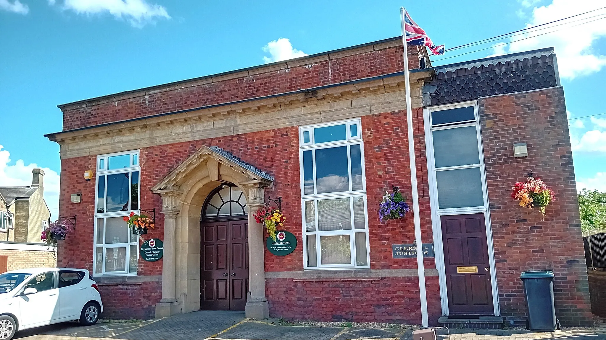 Photo showing: Built as a magistrates court in 1927, closed 1999. Used as headquarters of Biggleswade Town Council since 2006.