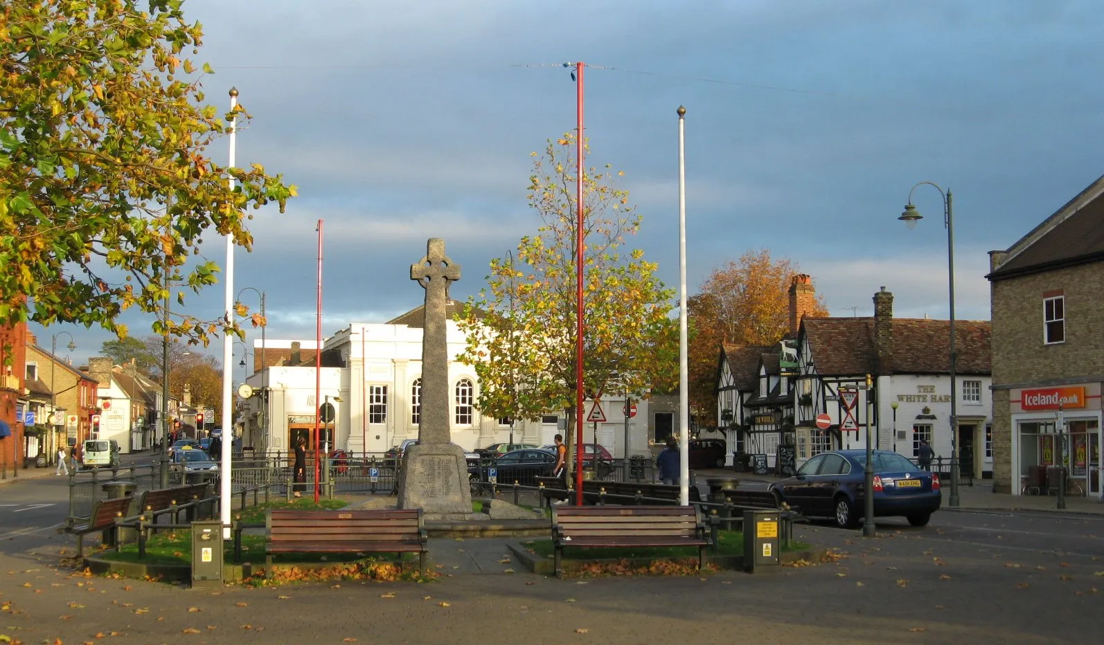 Photo showing: Biggleswade town centre and war memorial.