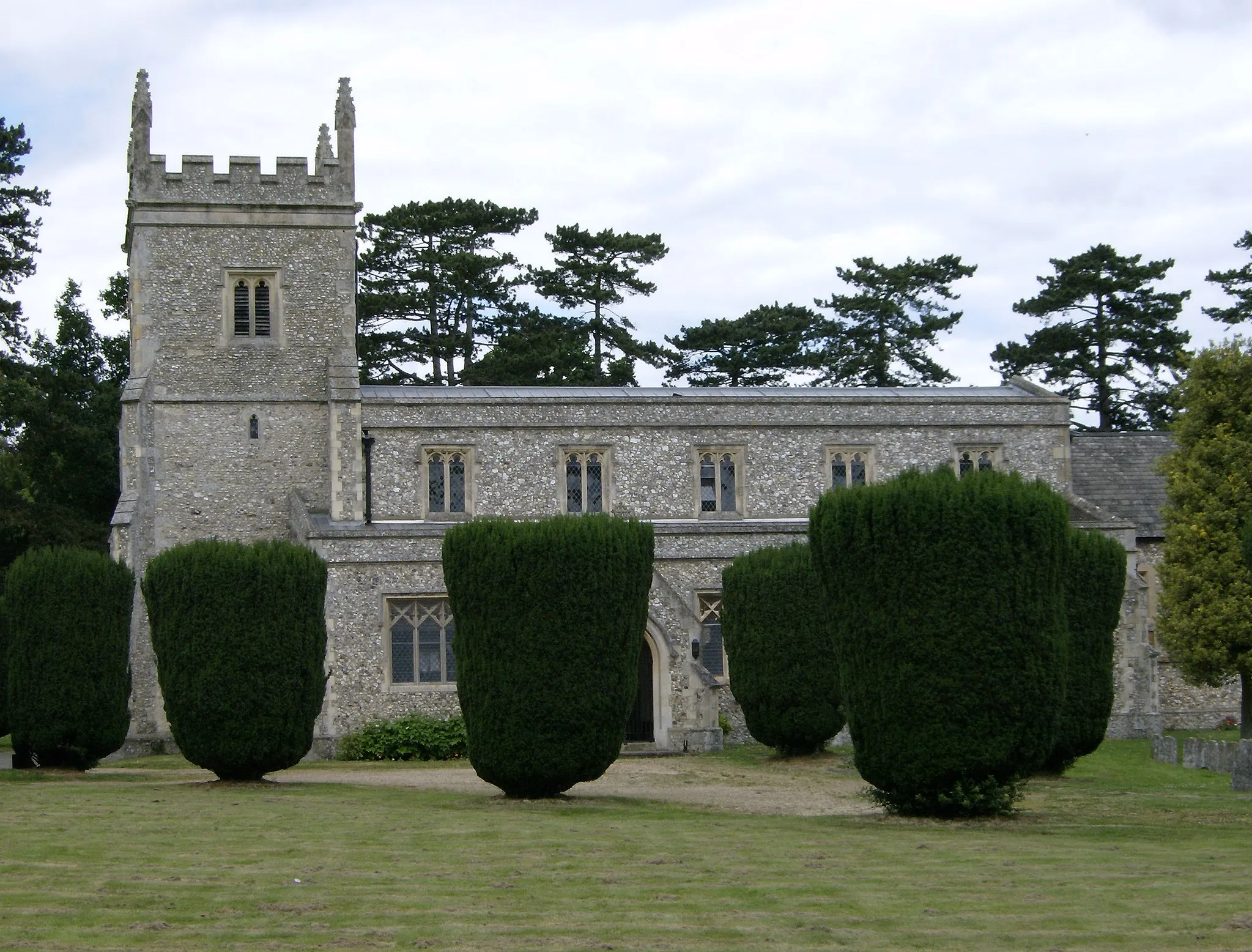 Photo showing: Nave and west tower of St Lawrence's parish church, Bovingdon, Hertfordshire, seen from the south