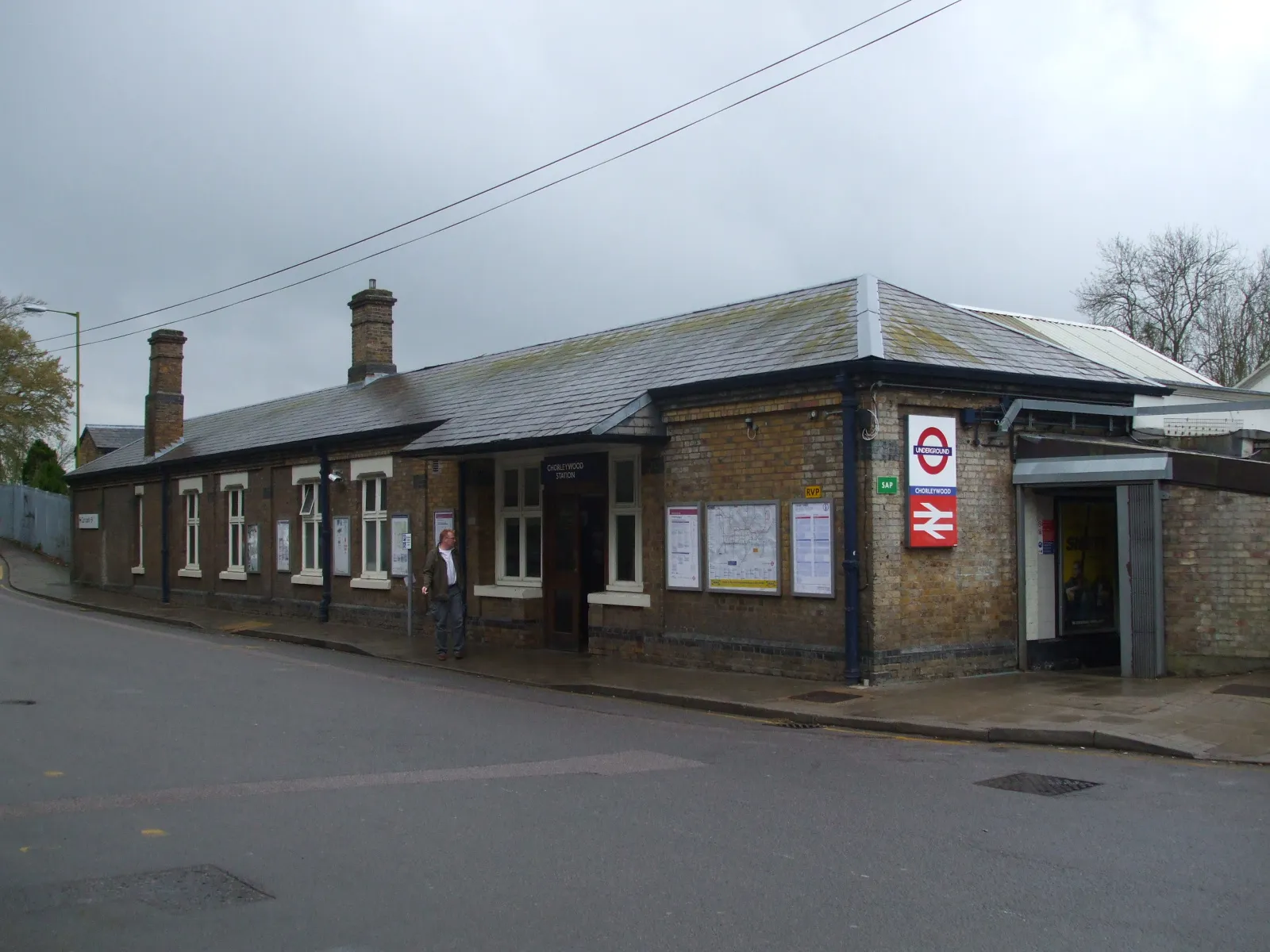 Photo showing: Chorleywood station building, on the southbound side