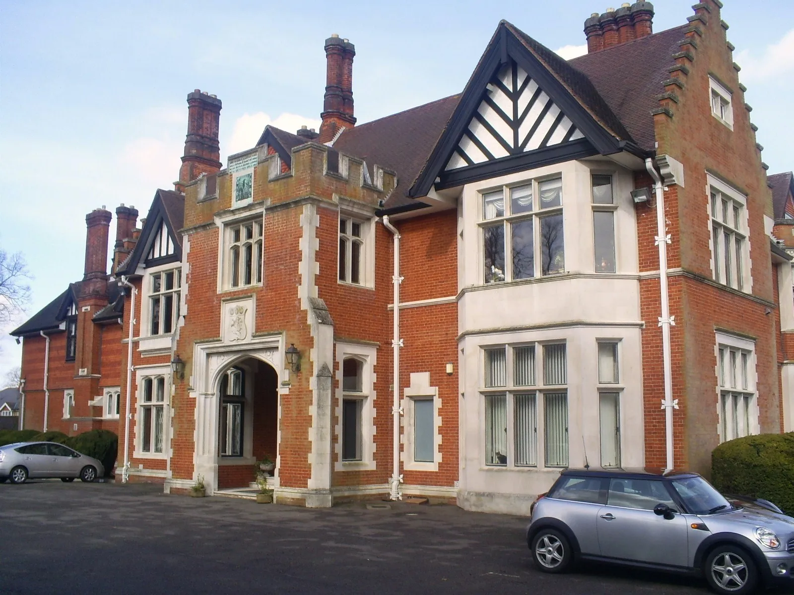 Photo showing: Chorleywood House A Regency mansion called Chorleywood House was built here in 1822 by John Barnes, replacing an earlier farm house. In 1892, the house was bought by Lady Ela Russell, a relative of the Duke of Bedford and she modified and enlarged the house. In June 1940, the mansion and land were bought by the Chorleywood Urban District Council, together with Hertfordshire County Council and London County Council and designated a public open space. During the war, the mansion housed evacuees from London. Chorleywood UDC then adopted the house for their offices and the Public Library was housed here. Tenants lived in flats in the upper storeys. When Chorleywood UDC devolved to became Three Rivers DC in 1974  the mansion was entirely converted into flats which are now leased  privately. The grounds remain a public open space.