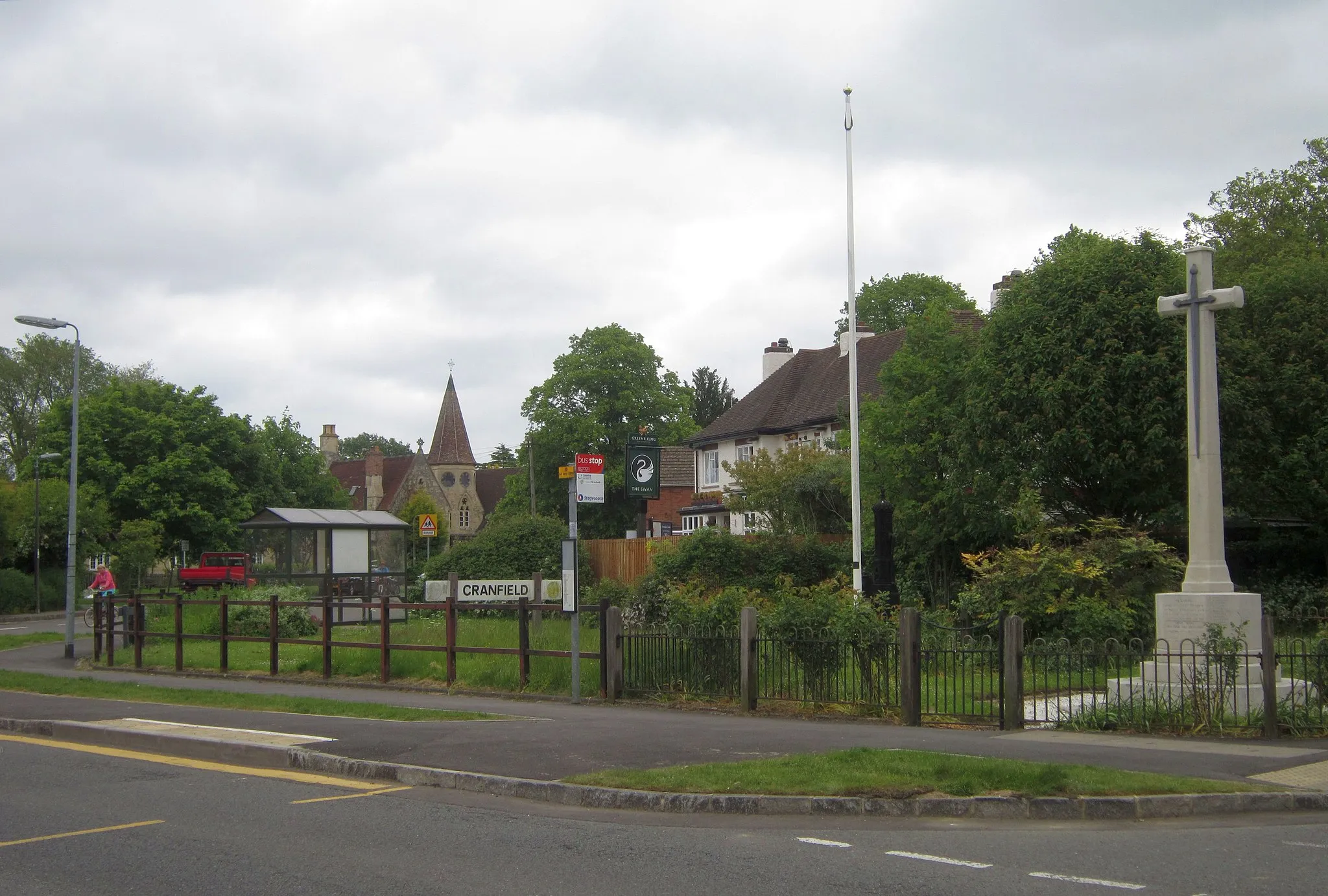 Photo showing: Cranfield village centre
