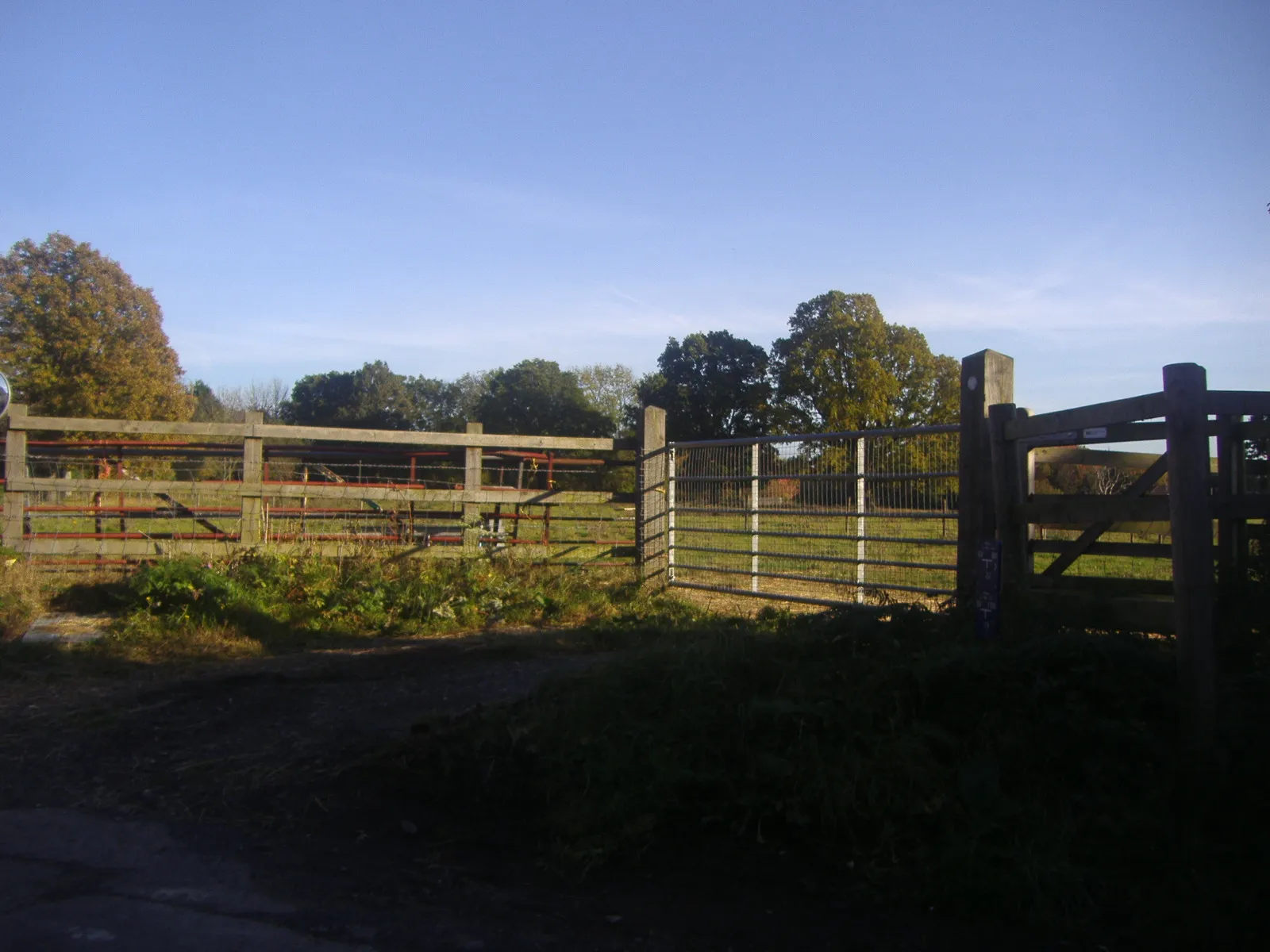 Photo showing: Entrance to Edgwarebury Farm field, Fortune Lane
