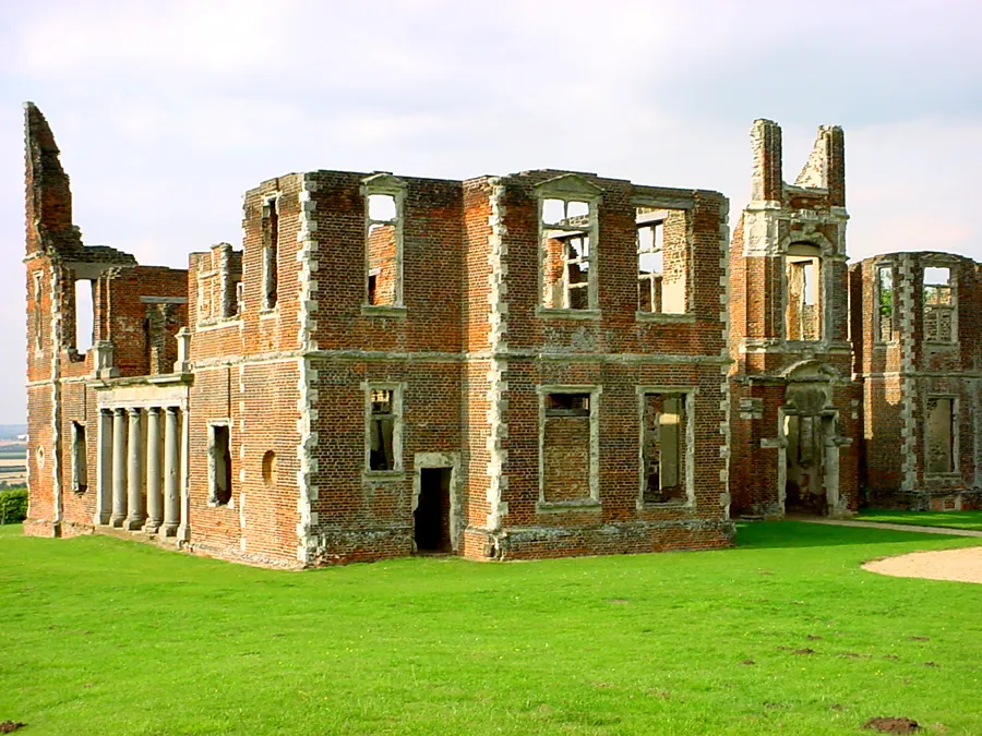 Photo showing: Ruins of Houghton House, near Ampthill, Bedfordshire, UK.  Originally built in 1621 by Mary Sidney, Countess of Pembroke, this building provided the inspiration for House Beautiful in John Bunyan's famous work 'The Pilgrims Progress'. Photo taken by en:APB-CMX in 2002.