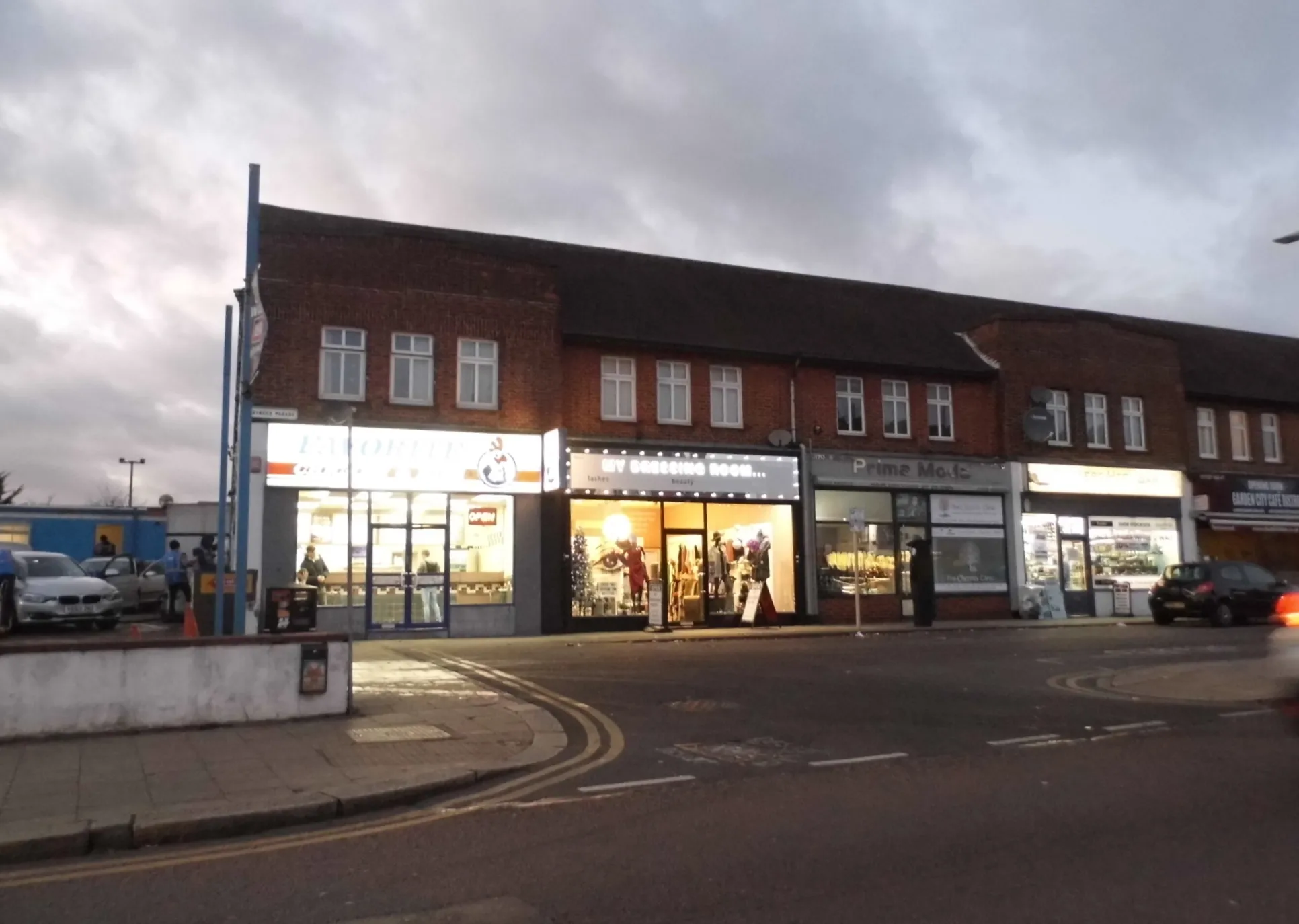 Photo showing: Parade of shops on High Street, Potters Bar