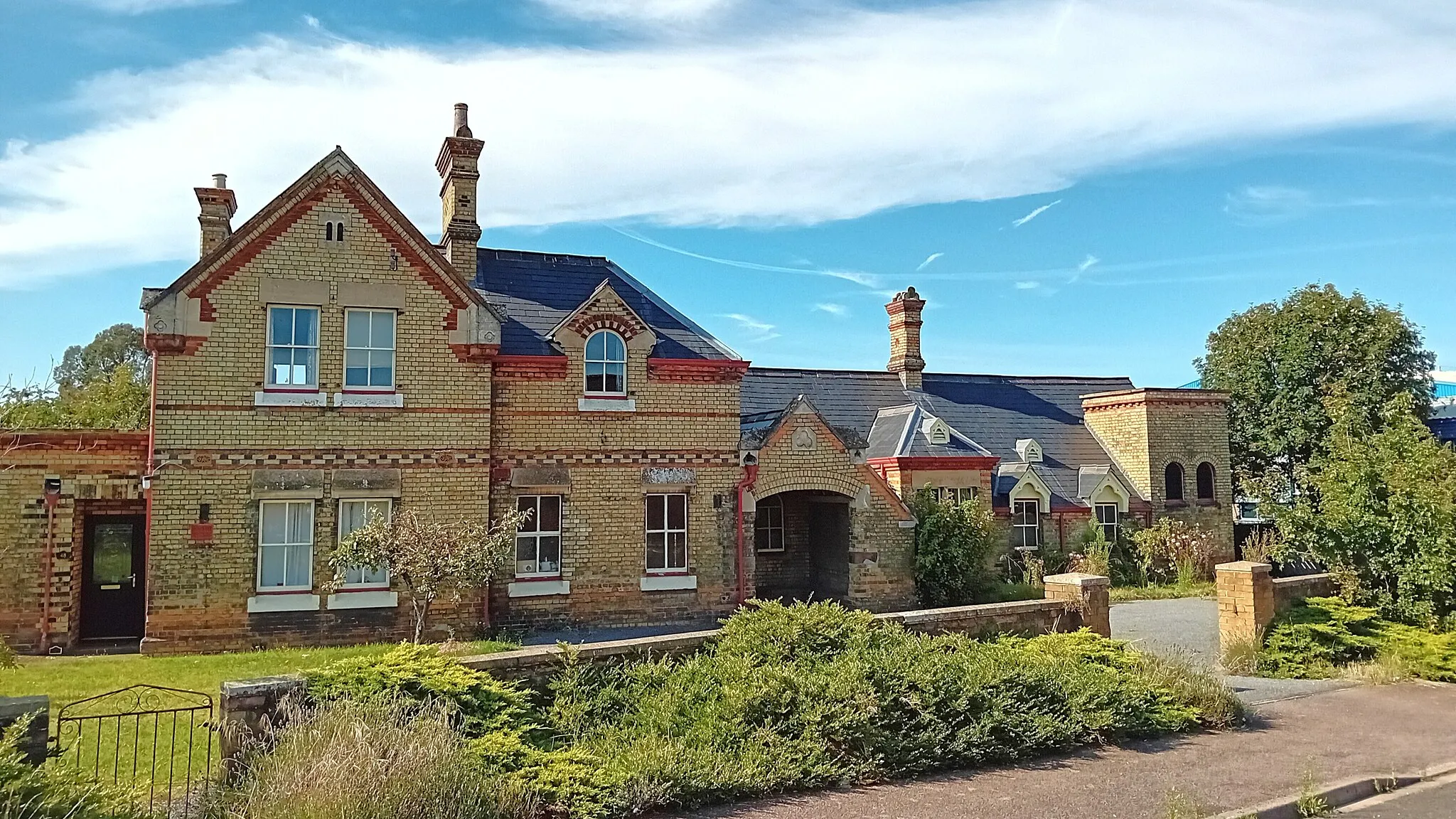 Photo showing: Former railway station, now in residential use.