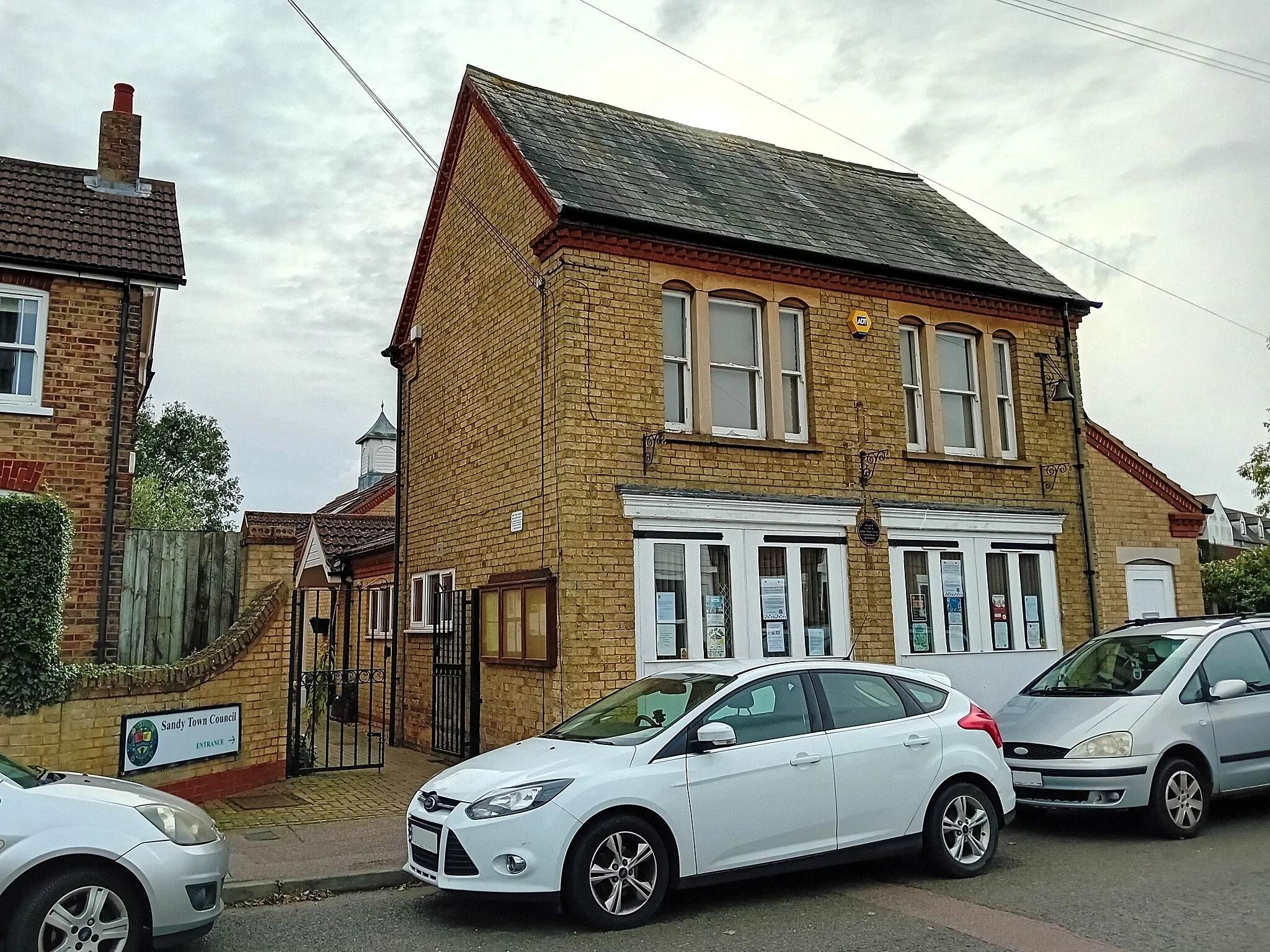 Photo showing: Former fire station, built 1882. Also served as meeting place of Sandy Urban District Council 1927–1946 and has been headquarters of Sandy Town Council since 1978.