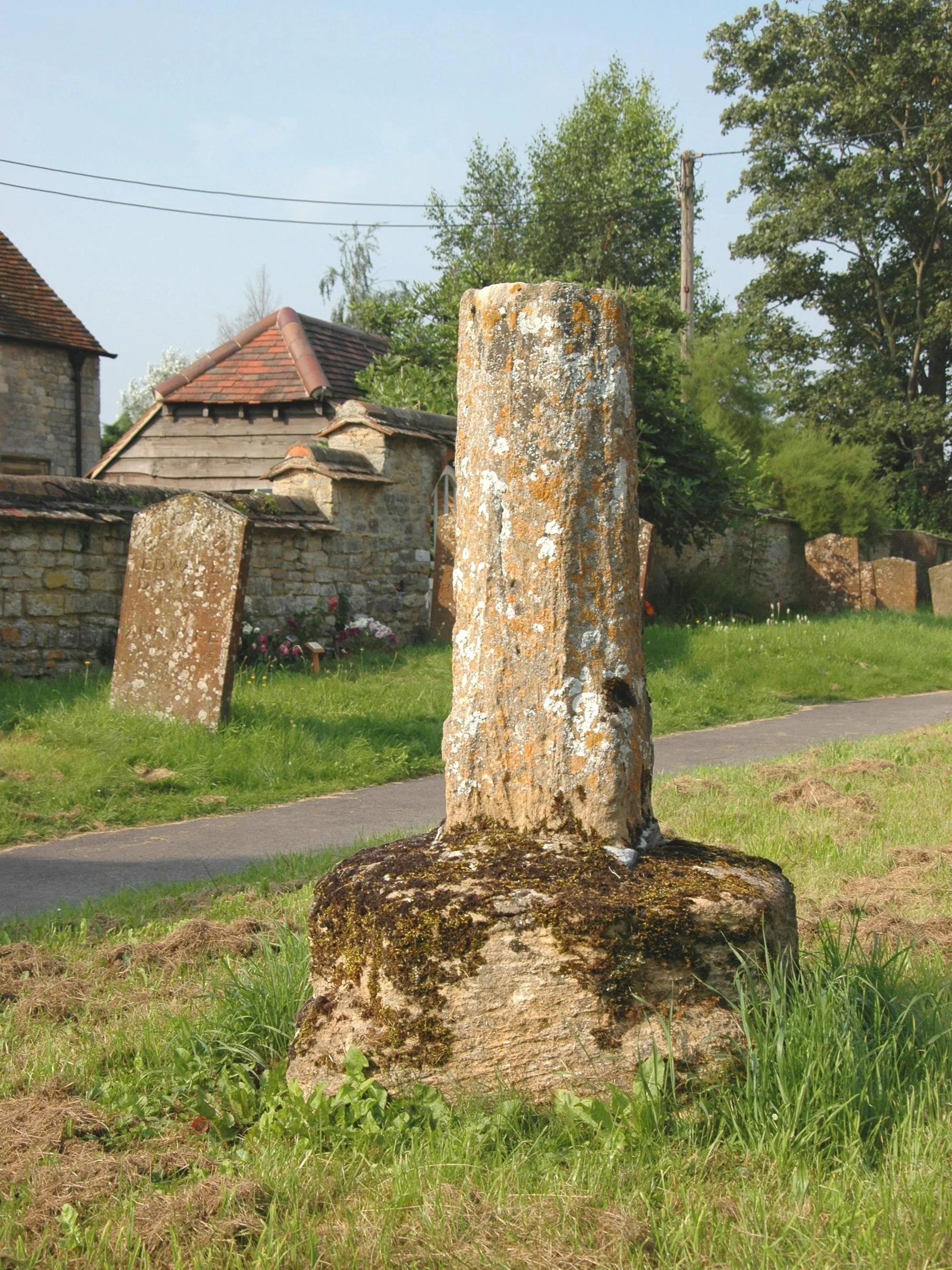 Photo showing: Base and broken shaft of a 14th or 15th century preaching cross in the churchyard of St Mary the Virgin parish church, Ambrosden, Oxfordshire