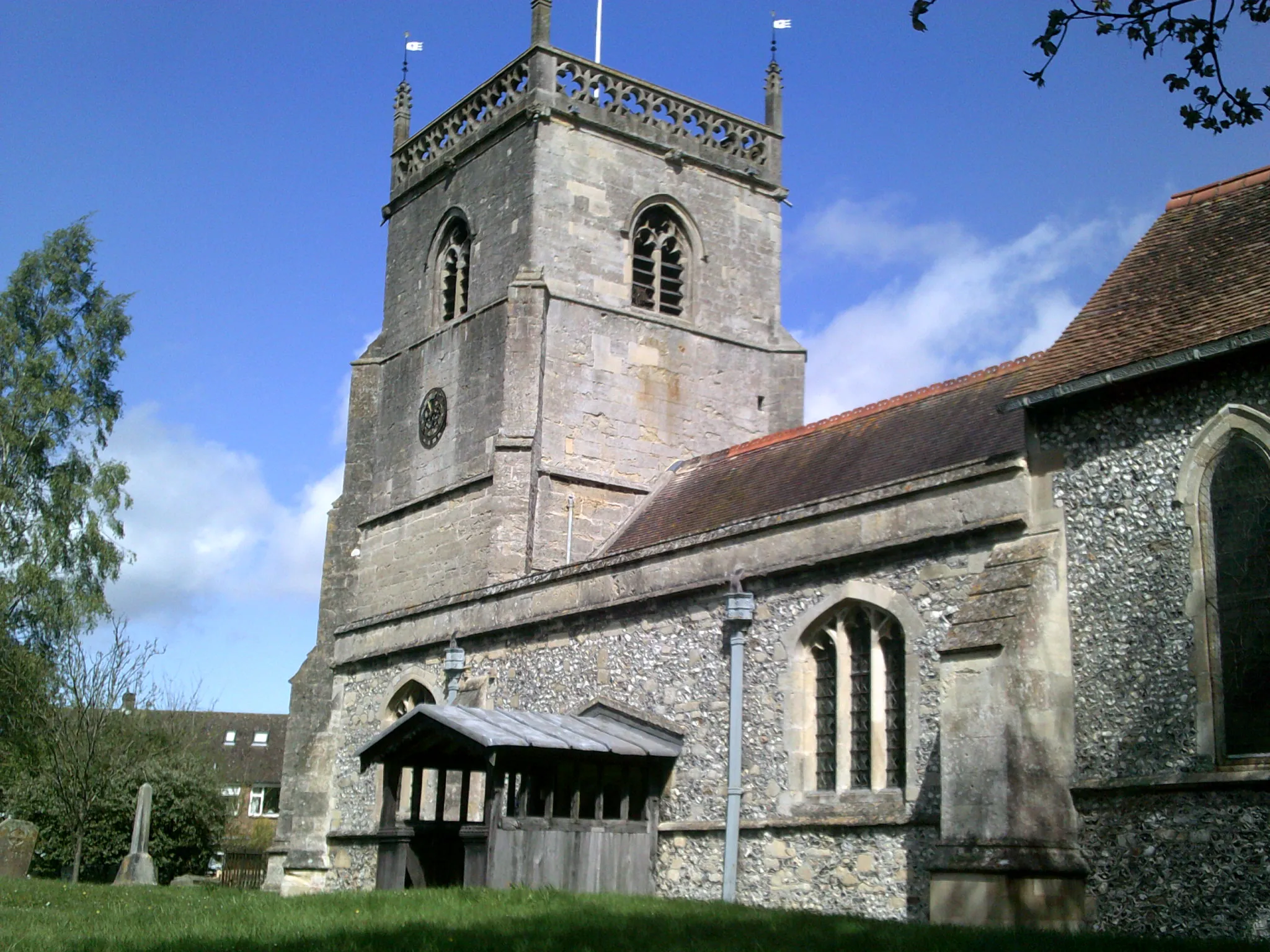 Photo showing: St Michael and All Angels parish church, Blewbury, Oxfordshire (formerly Berkshire): nave and west tower, seen from the southeast