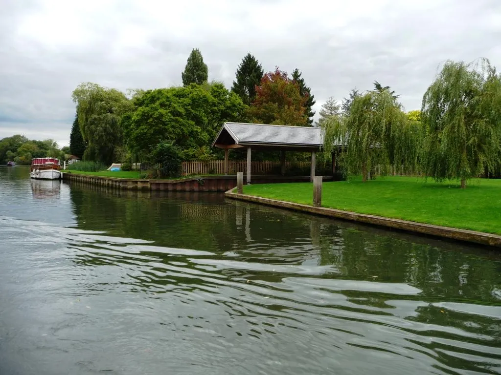 Photo showing: Back garden boathouse, south bank of the Thames