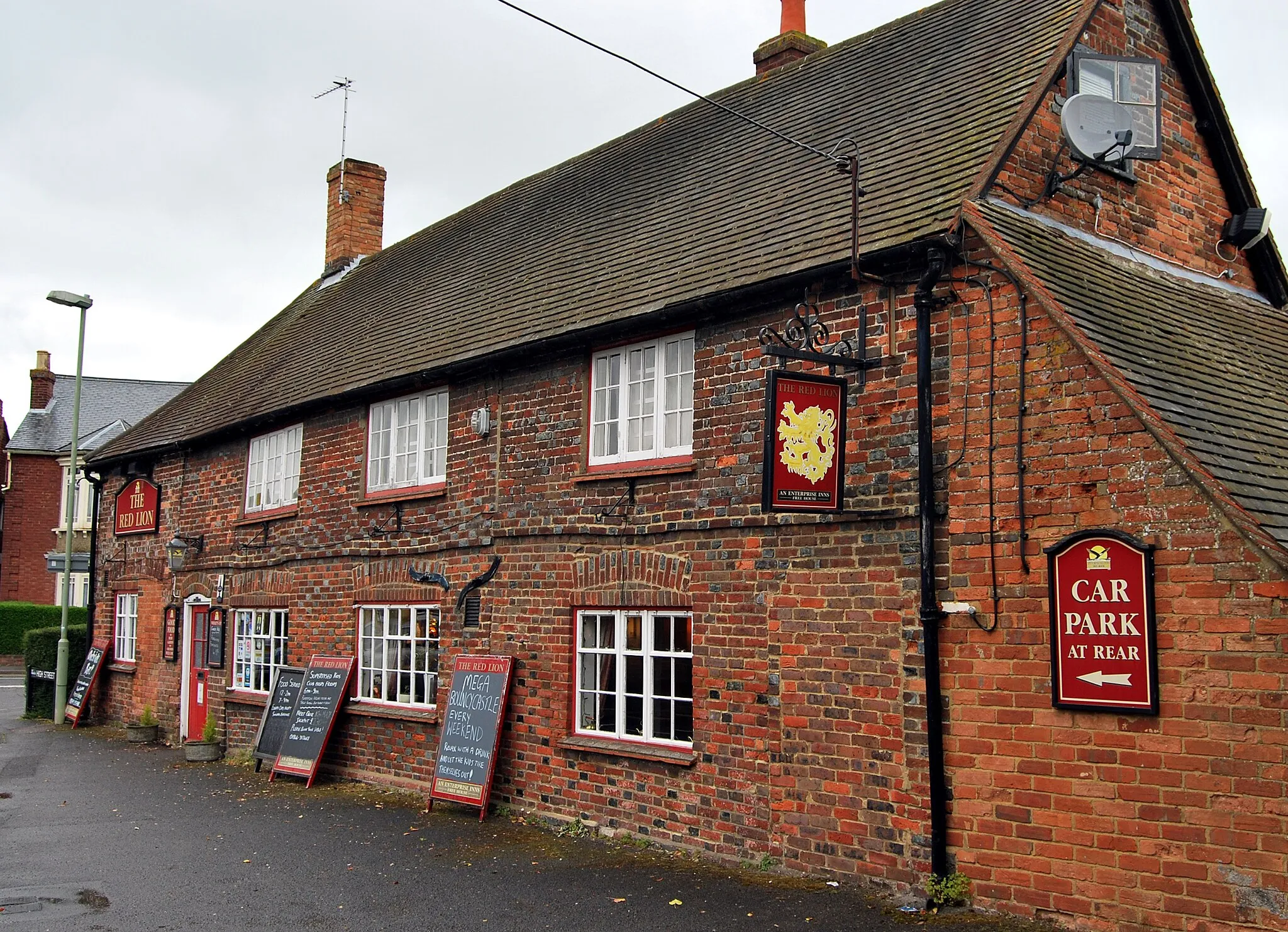 Photo showing: The Red Lion public house, High Street, Chinnor, Oxfordshire