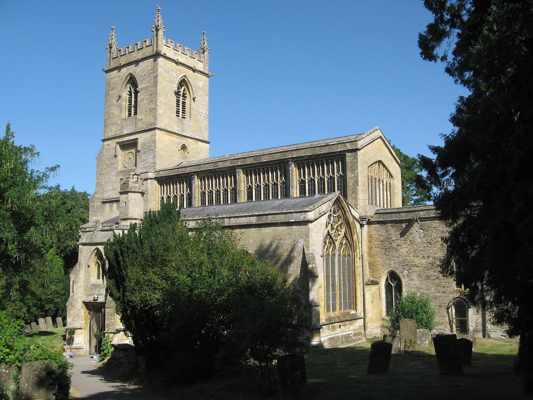 Photo showing: Church of England parish church of St Mary the Virgin, Chipping Norton, Oxfordshire, England.
St Mary's is one of the largest of the Cotswold churches funded by the medieval wool trade. It was mostly rebuilt in the 15th century, and has one of only three medieval hexagonal porches in England.