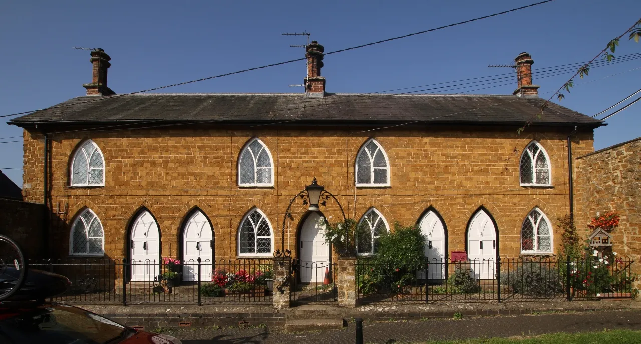 Photo showing: Terrace of four almshouses in Church Street, Deddington, Oxfordshire, seen from the east