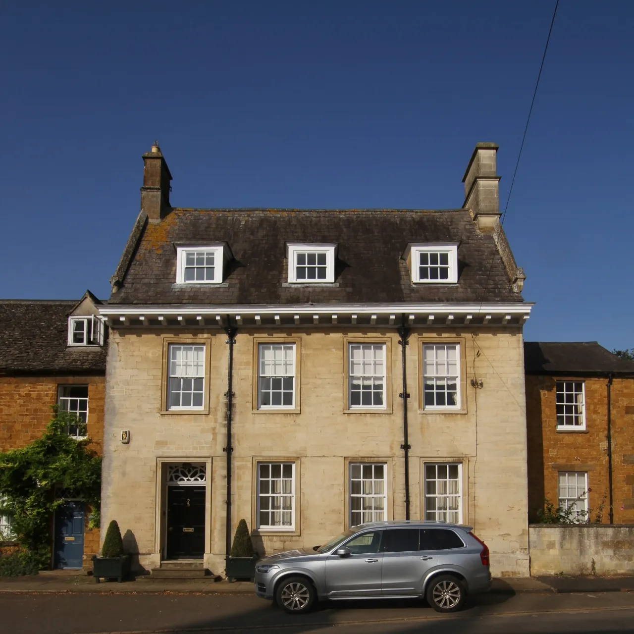 Photo showing: The Hermitage, Market Place, Deddington, Oxfordshire, seen from the east. A 17th-century house with an 18th-century ashlar façade.