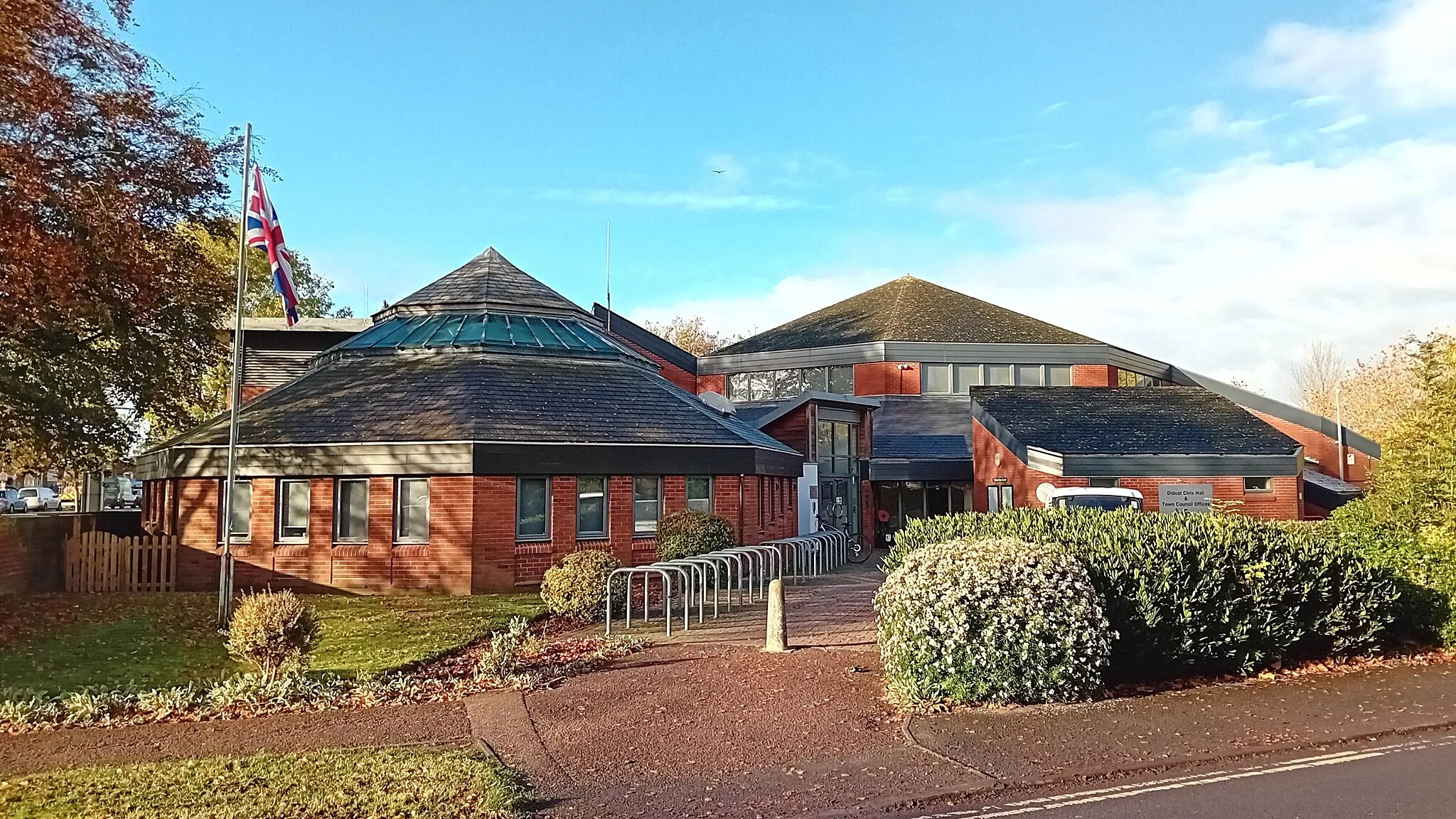Photo showing: Community hall and headquarters of Didcot Town Council