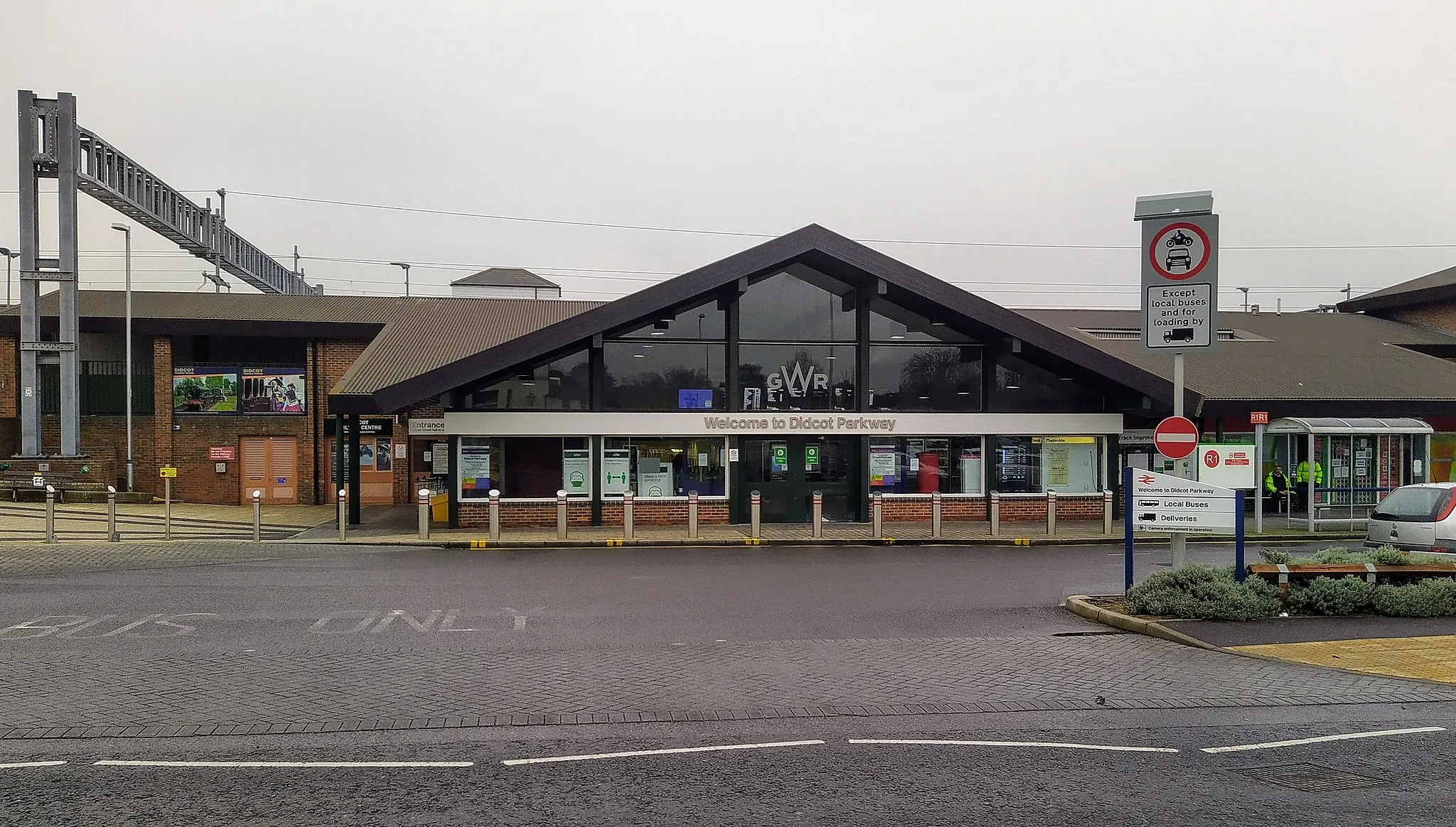 Photo showing: The front of the Didcot Parkway Railway Station in Didcot, Oxfordshire, UK, taken in November 2020.