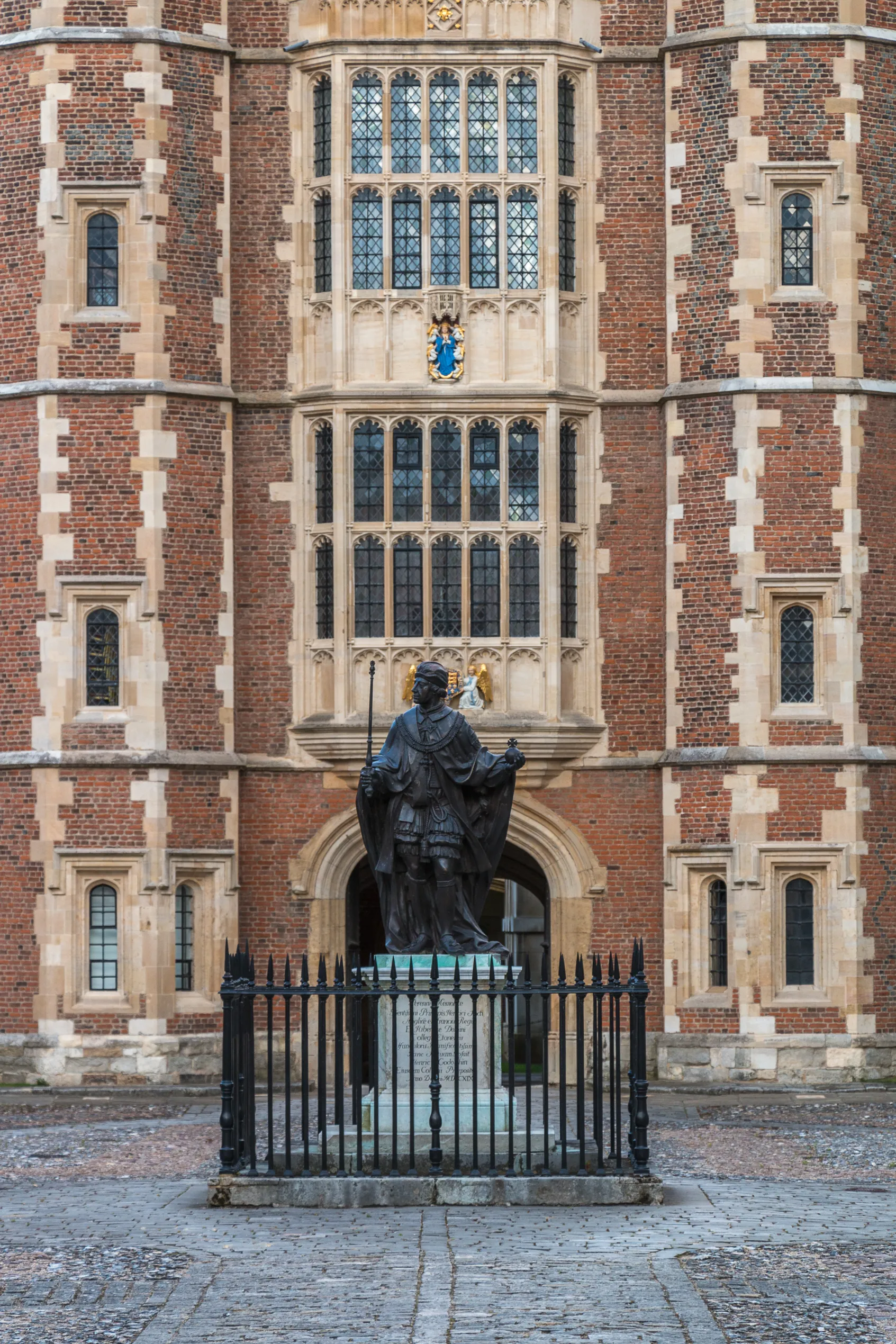 Photo showing: Henry VI statue in the Eton College yard