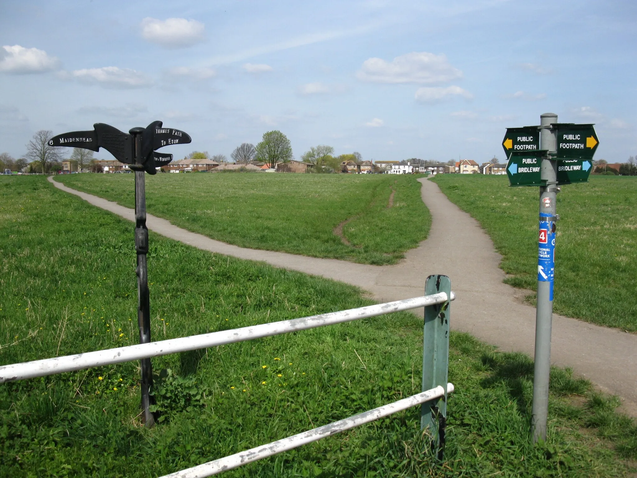 Photo showing: Cycle paths and footpaths near Eton Wick