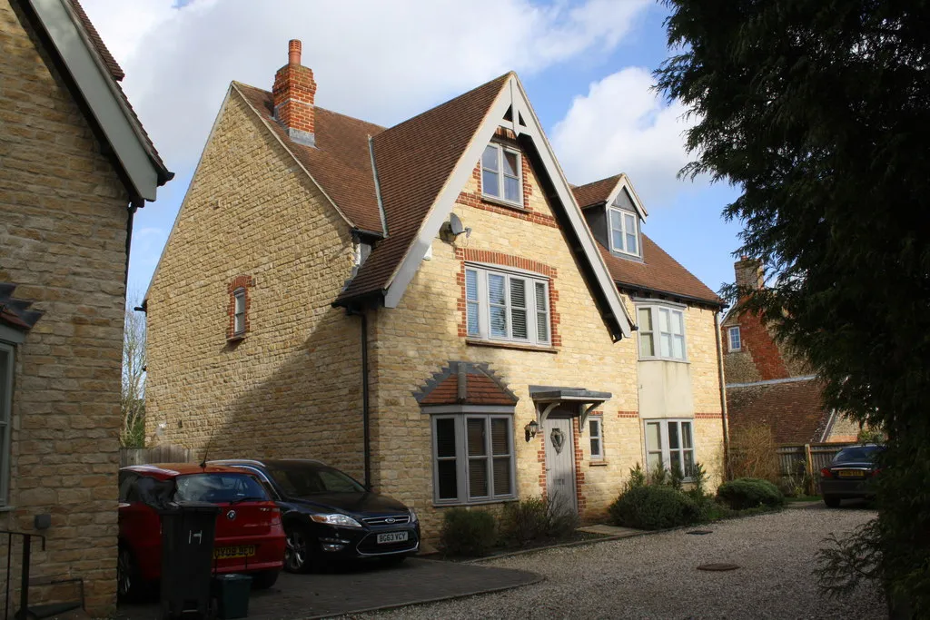 Photo showing: House at Restwood Place, Faringdon Road