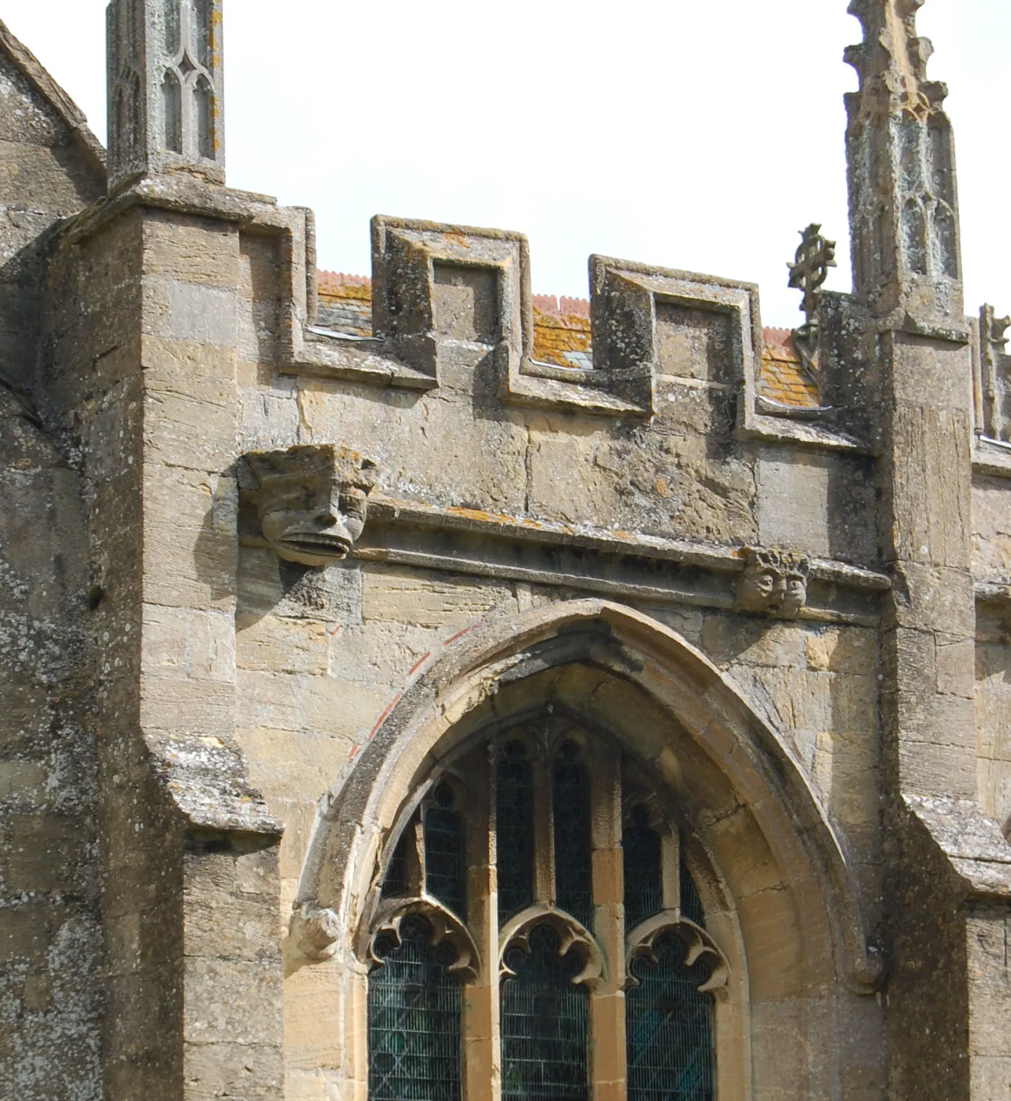 Photo showing: Detail on the south side of a church in Lambourn. Exactly the same spot as sketched by Tolkien in 1912.