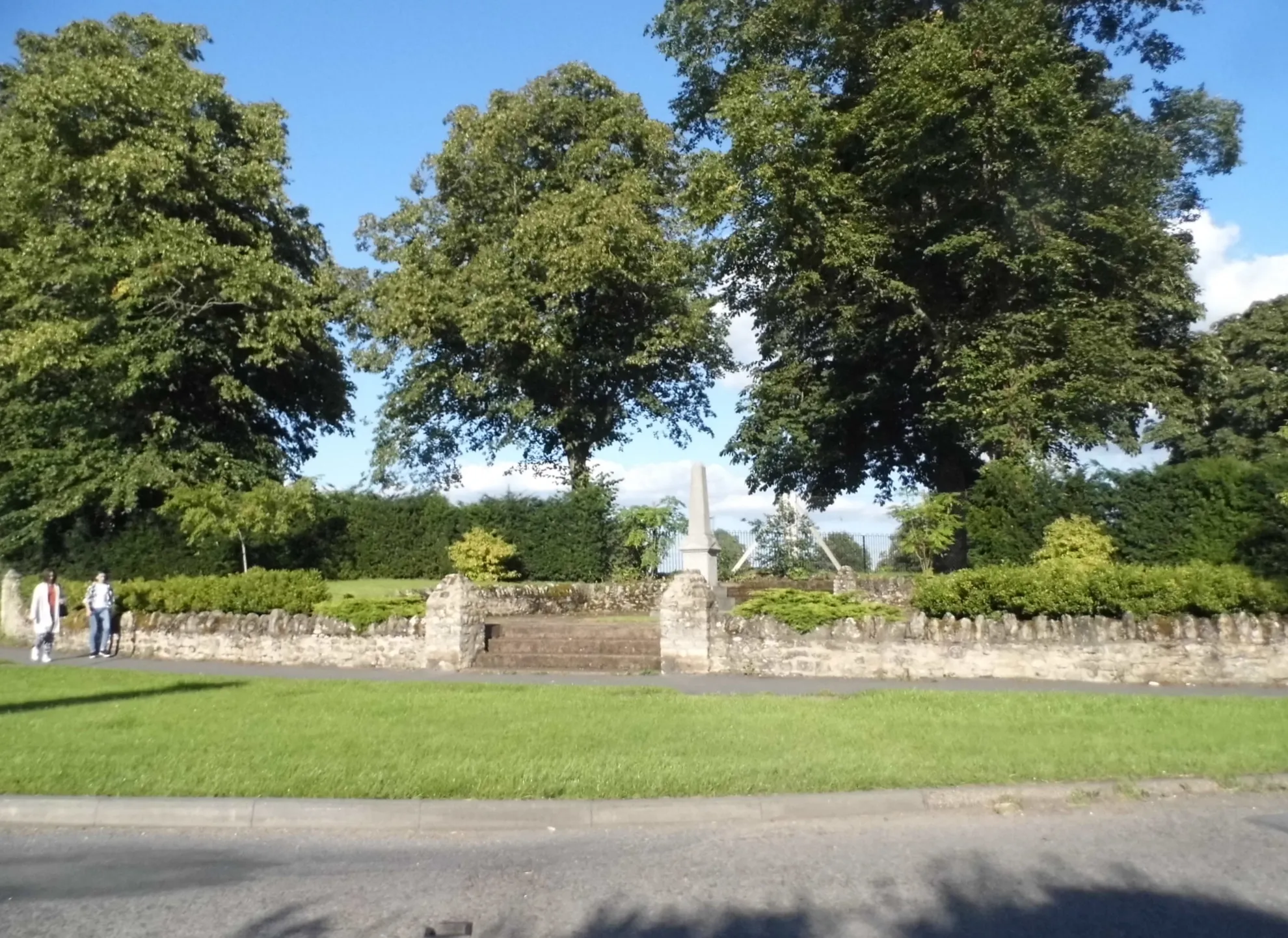 Photo showing: Memorial garden in Long Crendon