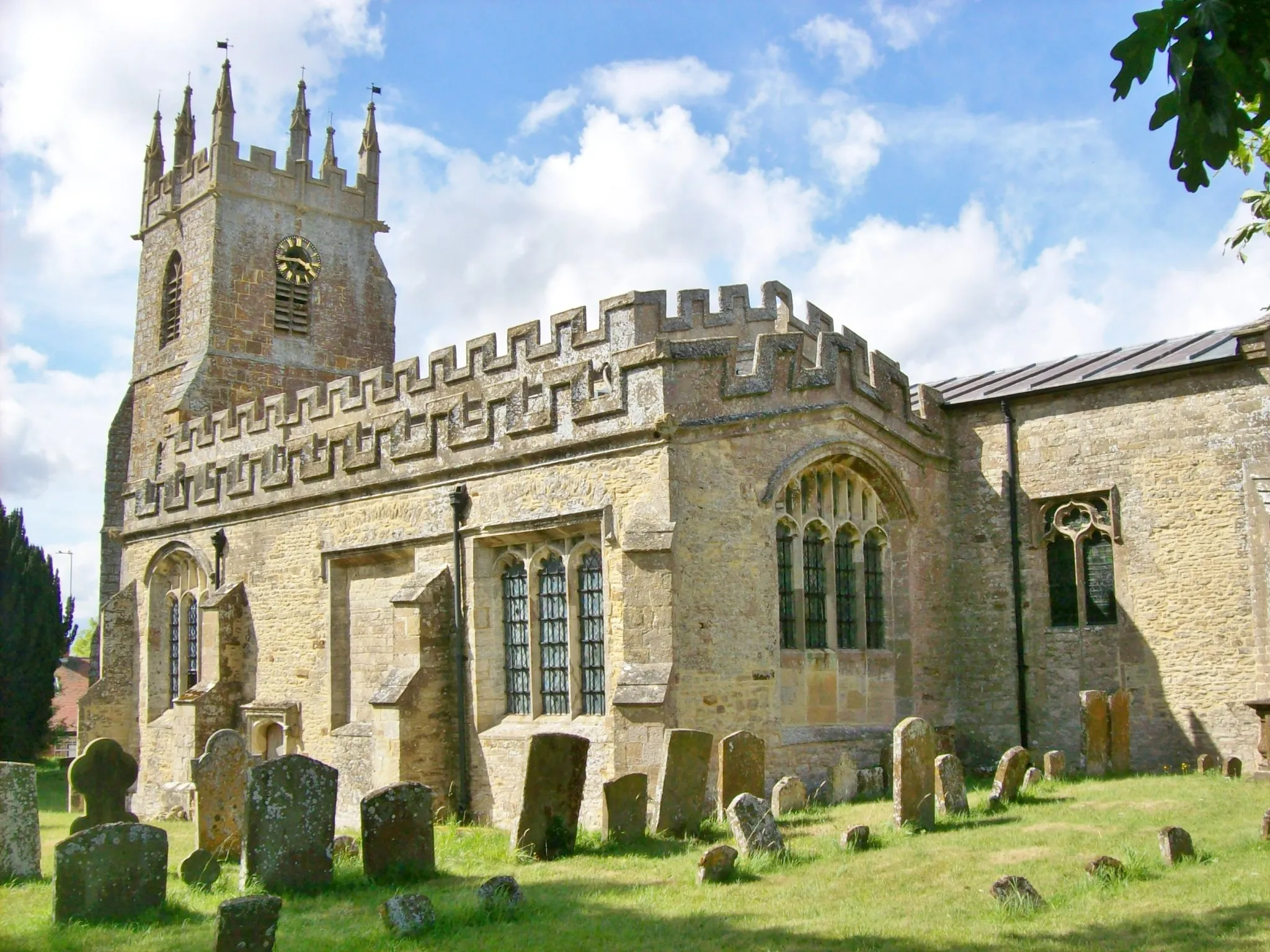 Photo showing: St James' parish church, Somerton, Oxfordshire, seen from the southeast